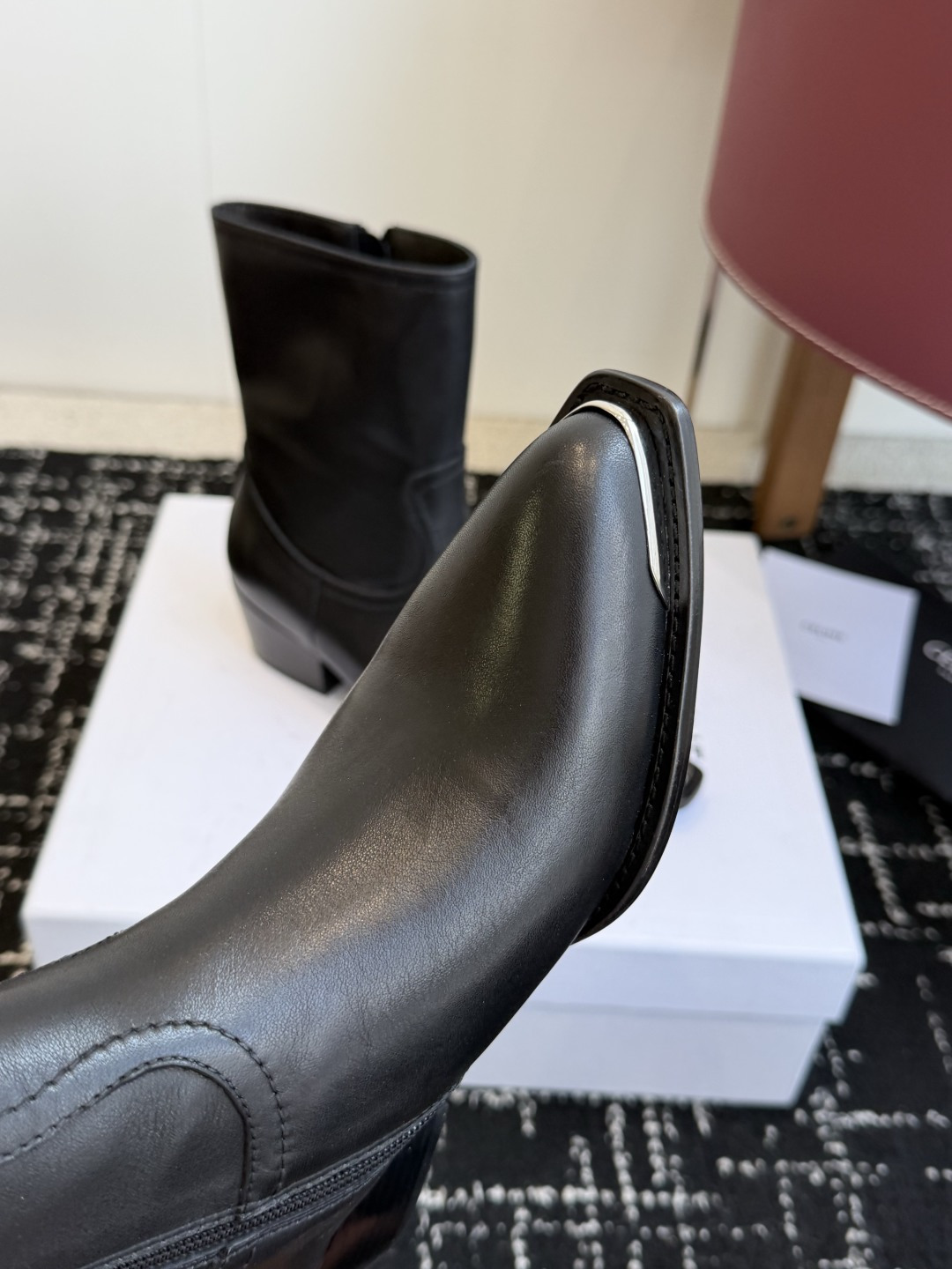 代购级 Celine 赛琳 26ss秋冬 复古粗跟 切尔西 尖头 铁扣短靴 塞琳这一季好看的款式真的是很多 比如这款军 代购级 Celine 赛琳 26ss秋冬 复古粗跟 切尔西 尖头 铁扣短靴 塞琳这一季好看的款式真的是很多 比如这款军