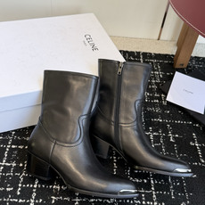 代购级 Celine 赛琳 26ss秋冬 复古粗跟 切尔西 尖头 铁扣短靴 塞琳这一季好看的款式真的是很多 比如这款军 代购级 Celine 赛琳 26ss秋冬 复古粗跟 切尔西 尖头 铁扣短靴 塞琳这一季好看的款式真的是很多 比如这款军