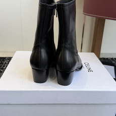 代购级 Celine 赛琳 26ss秋冬 复古粗跟 切尔西 尖头 铁扣短靴 塞琳这一季好看的款式真的是很多 比如这款军 代购级 Celine 赛琳 26ss秋冬 复古粗跟 切尔西 尖头 铁扣短靴 塞琳这一季好看的款式真的是很多 比如这款军
