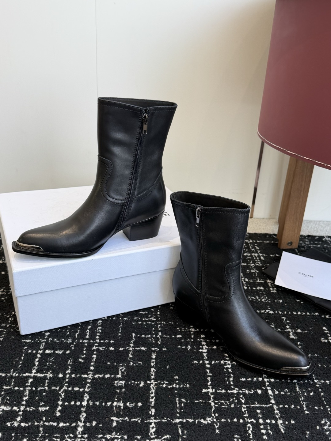 代购级 Celine 赛琳 26ss秋冬 复古粗跟 切尔西 尖头 铁扣短靴 塞琳这一季好看的款式真的是很多 比如这款军 代购级 Celine 赛琳 26ss秋冬 复古粗跟 切尔西 尖头 铁扣短靴 塞琳这一季好看的款式真的是很多 比如这款军