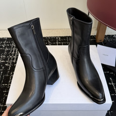 代购级 Celine 赛琳 26ss秋冬 复古粗跟 切尔西 尖头 铁扣短靴 塞琳这一季好看的款式真的是很多 比如这款军 代购级 Celine 赛琳 26ss秋冬 复古粗跟 切尔西 尖头 铁扣短靴 塞琳这一季好看的款式真的是很多 比如这款军