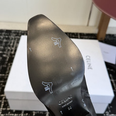 代购级 Celine 赛琳 26ss秋冬 复古粗跟 切尔西 尖头 铁扣短靴 塞琳这一季好看的款式真的是很多 比如这款军 代购级 Celine 赛琳 26ss秋冬 复古粗跟 切尔西 尖头 铁扣短靴 塞琳这一季好看的款式真的是很多 比如这款军