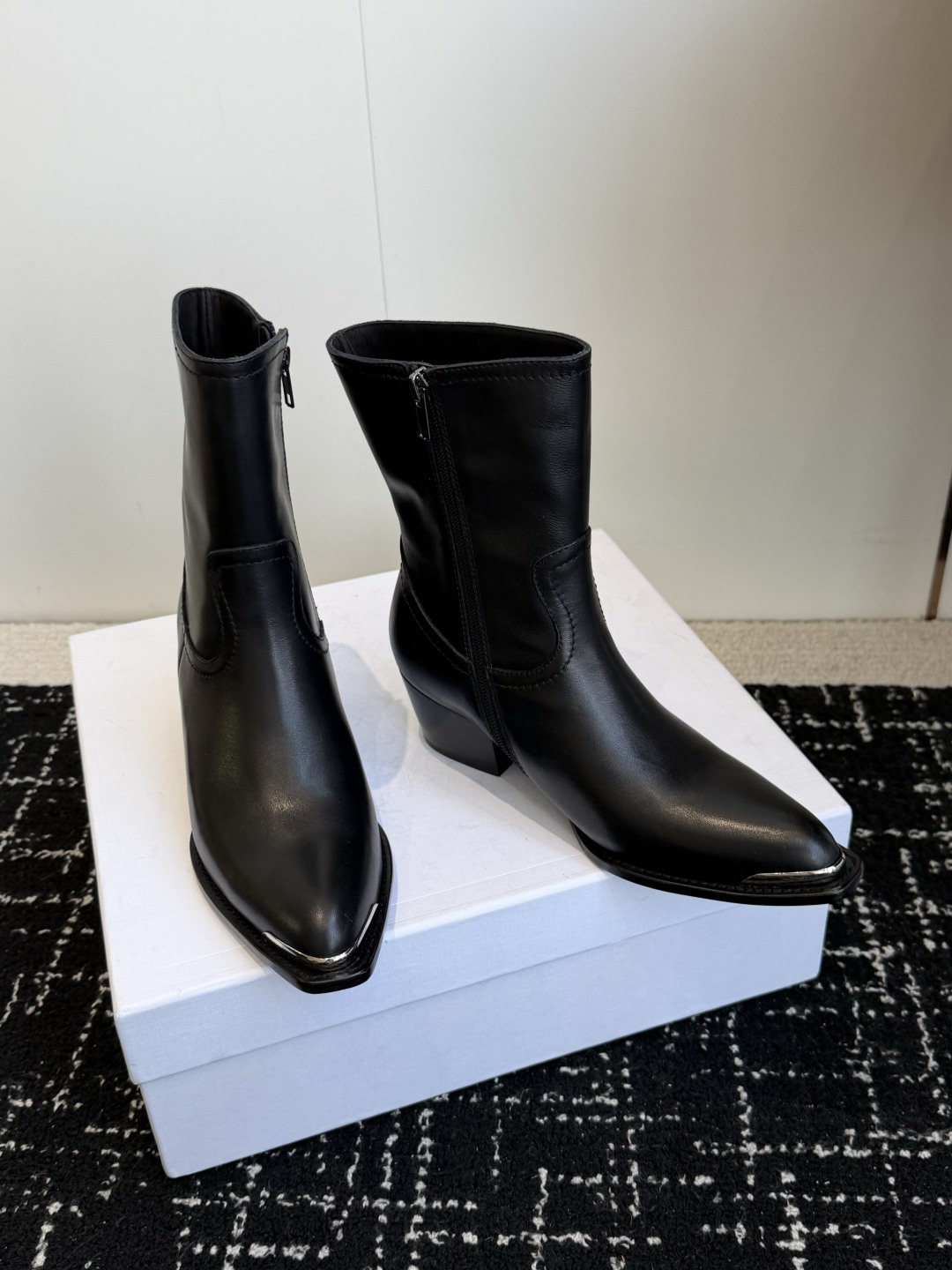 代购级 Celine 赛琳 26ss秋冬 复古粗跟 切尔西 尖头 铁扣短靴 塞琳这一季好看的款式真的是很多 比如这款军 代购级 Celine 赛琳 26ss秋冬 复古粗跟 切尔西 尖头 铁扣短靴 塞琳这一季好看的款式真的是很多 比如这款军