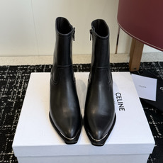 代购级 Celine 赛琳 26ss秋冬 复古粗跟 切尔西 尖头 铁扣短靴 塞琳这一季好看的款式真的是很多 比如这款军 代购级 Celine 赛琳 26ss秋冬 复古粗跟 切尔西 尖头 铁扣短靴 塞琳这一季好看的款式真的是很多 比如这款军