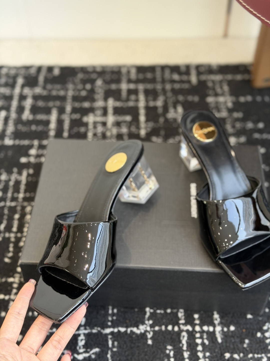 代购级 Saint Laurent / 圣罗兰LeeYSL 26ss姐姐的美丽尤物又是人间圣罗兰 Rose同款的高跟鞋凉 代购级 Saint Laurent / 圣罗兰LeeYSL 26ss姐姐的美丽尤物又是人间圣罗兰 Rose同款的高跟鞋凉