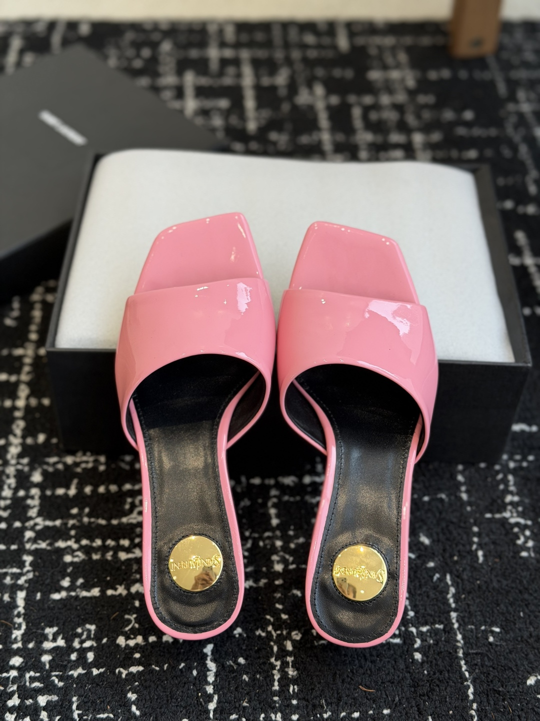 代购级 Saint Laurent / 圣罗兰LeeYSL 26ss姐姐的美丽尤物又是人间圣罗兰 Rose同款的高跟鞋凉 代购级 Saint Laurent / 圣罗兰LeeYSL 26ss姐姐的美丽尤物又是人间圣罗兰 Rose同款的高跟鞋凉