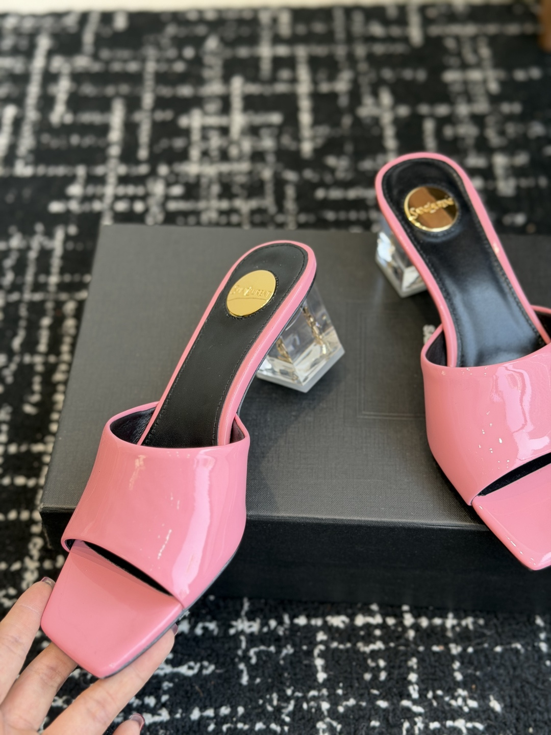 代购级 Saint Laurent / 圣罗兰LeeYSL 26ss姐姐的美丽尤物又是人间圣罗兰 Rose同款的高跟鞋凉 代购级 Saint Laurent / 圣罗兰LeeYSL 26ss姐姐的美丽尤物又是人间圣罗兰 Rose同款的高跟鞋凉