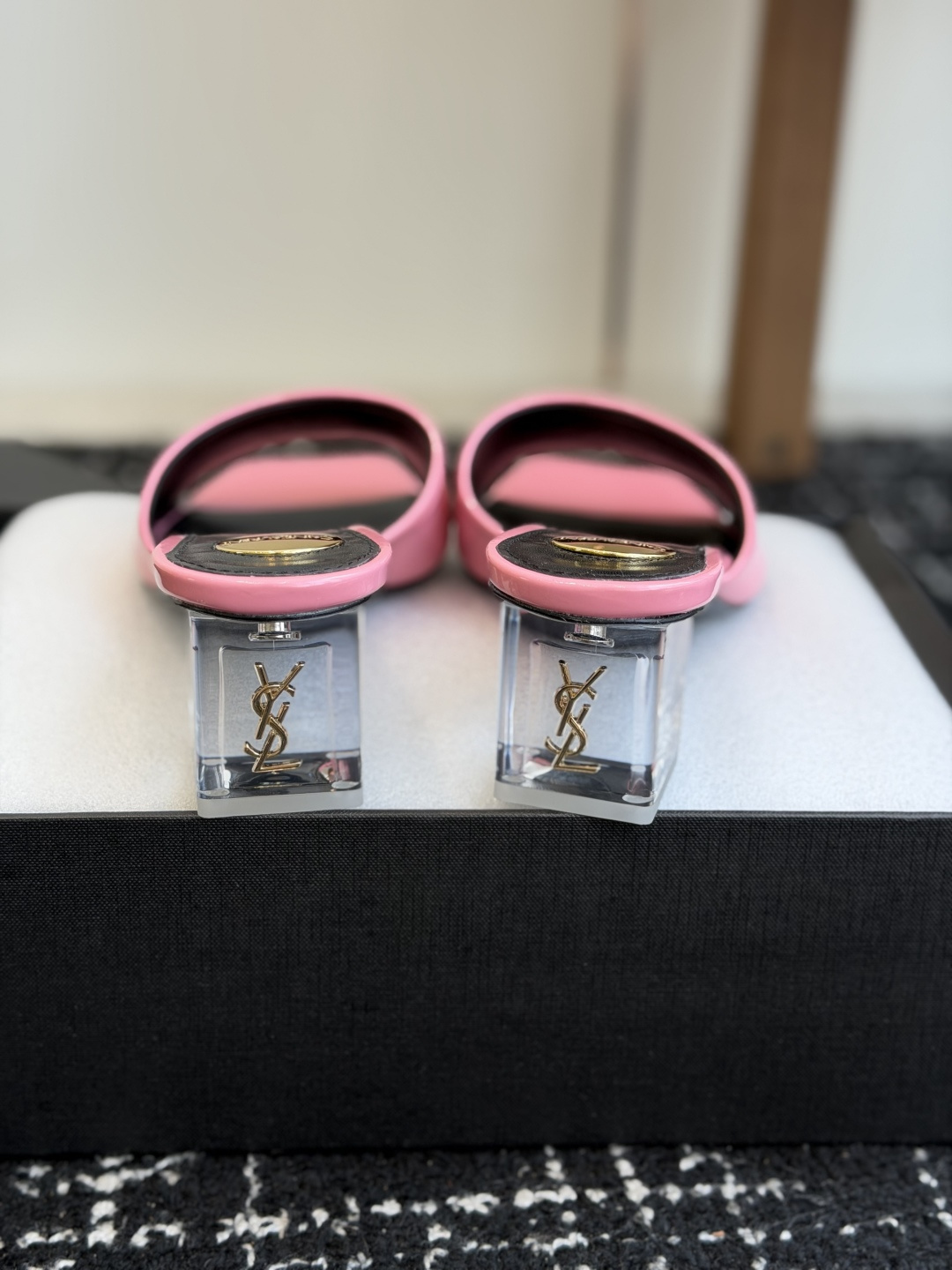 代购级 Saint Laurent / 圣罗兰LeeYSL 26ss姐姐的美丽尤物又是人间圣罗兰 Rose同款的高跟鞋凉 代购级 Saint Laurent / 圣罗兰LeeYSL 26ss姐姐的美丽尤物又是人间圣罗兰 Rose同款的高跟鞋凉