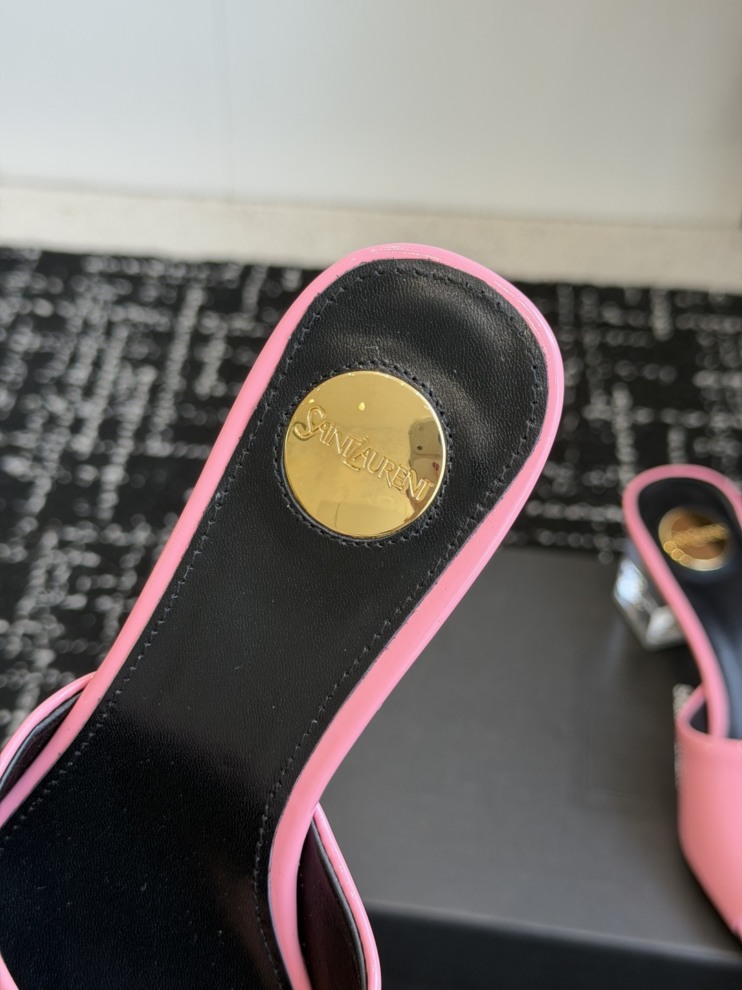 代购级 Saint Laurent / 圣罗兰LeeYSL 26ss姐姐的美丽尤物又是人间圣罗兰 Rose同款的高跟鞋凉 代购级 Saint Laurent / 圣罗兰LeeYSL 26ss姐姐的美丽尤物又是人间圣罗兰 Rose同款的高跟鞋凉