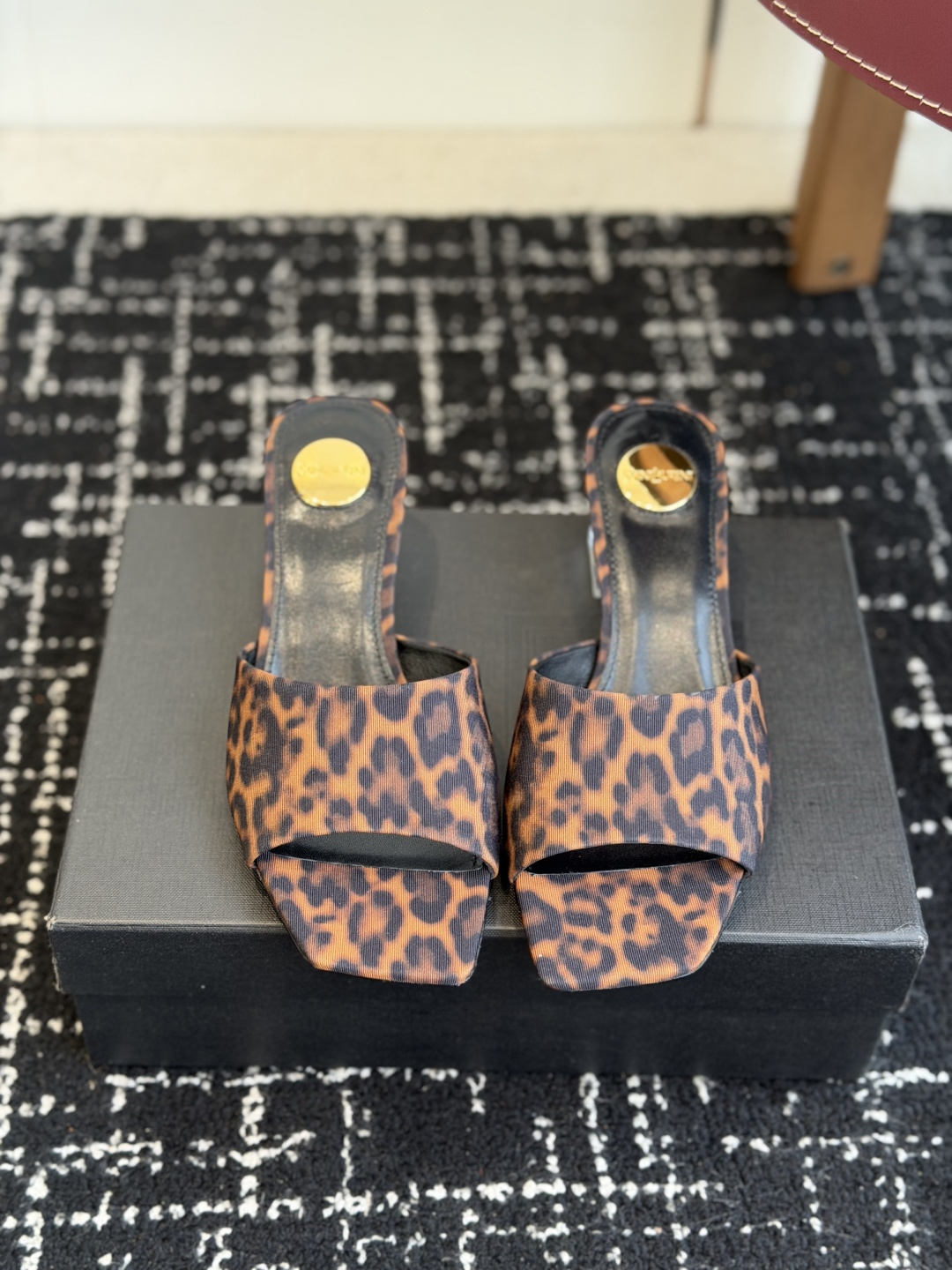 代购级 Saint Laurent / 圣罗兰LeeYSL 26ss姐姐的美丽尤物又是人间圣罗兰 Rose同款的高跟鞋凉 代购级 Saint Laurent / 圣罗兰LeeYSL 26ss姐姐的美丽尤物又是人间圣罗兰 Rose同款的高跟鞋凉