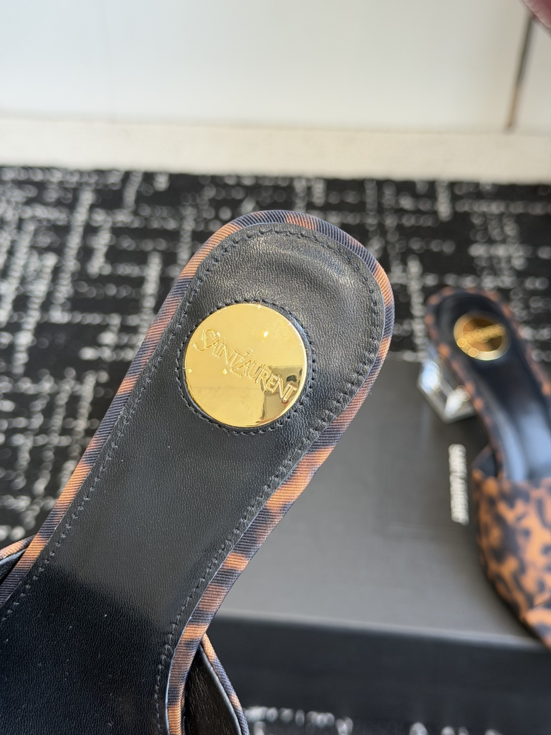 代购级 Saint Laurent / 圣罗兰LeeYSL 26ss姐姐的美丽尤物又是人间圣罗兰 Rose同款的高跟鞋凉 代购级 Saint Laurent / 圣罗兰LeeYSL 26ss姐姐的美丽尤物又是人间圣罗兰 Rose同款的高跟鞋凉