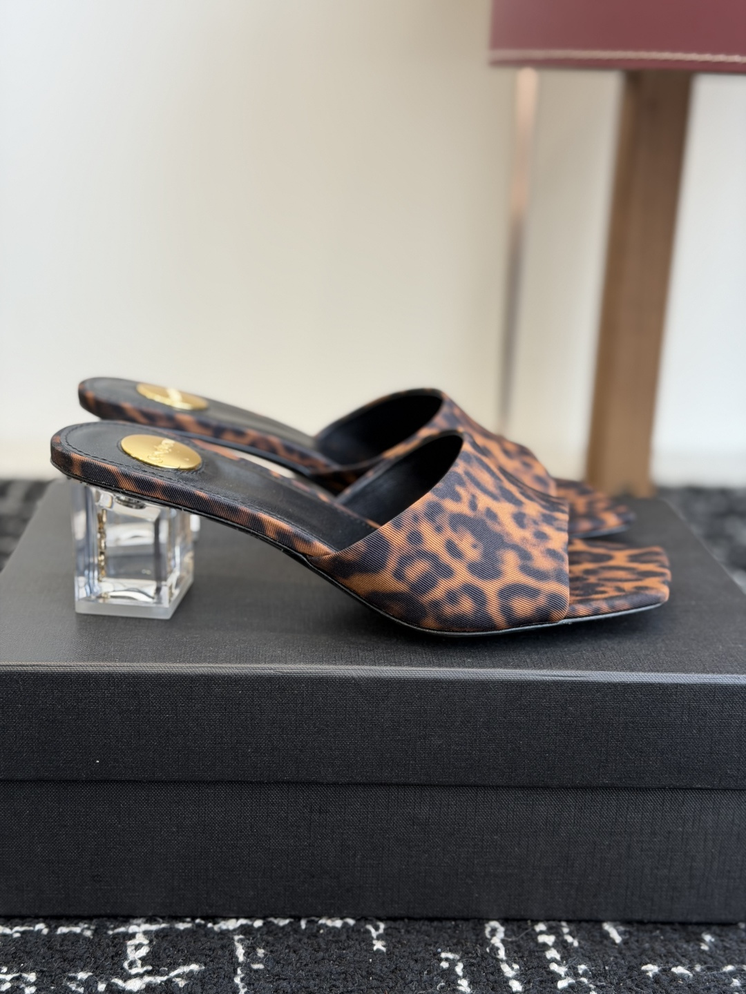 代购级 Saint Laurent / 圣罗兰LeeYSL 26ss姐姐的美丽尤物又是人间圣罗兰 Rose同款的高跟鞋凉 代购级 Saint Laurent / 圣罗兰LeeYSL 26ss姐姐的美丽尤物又是人间圣罗兰 Rose同款的高跟鞋凉