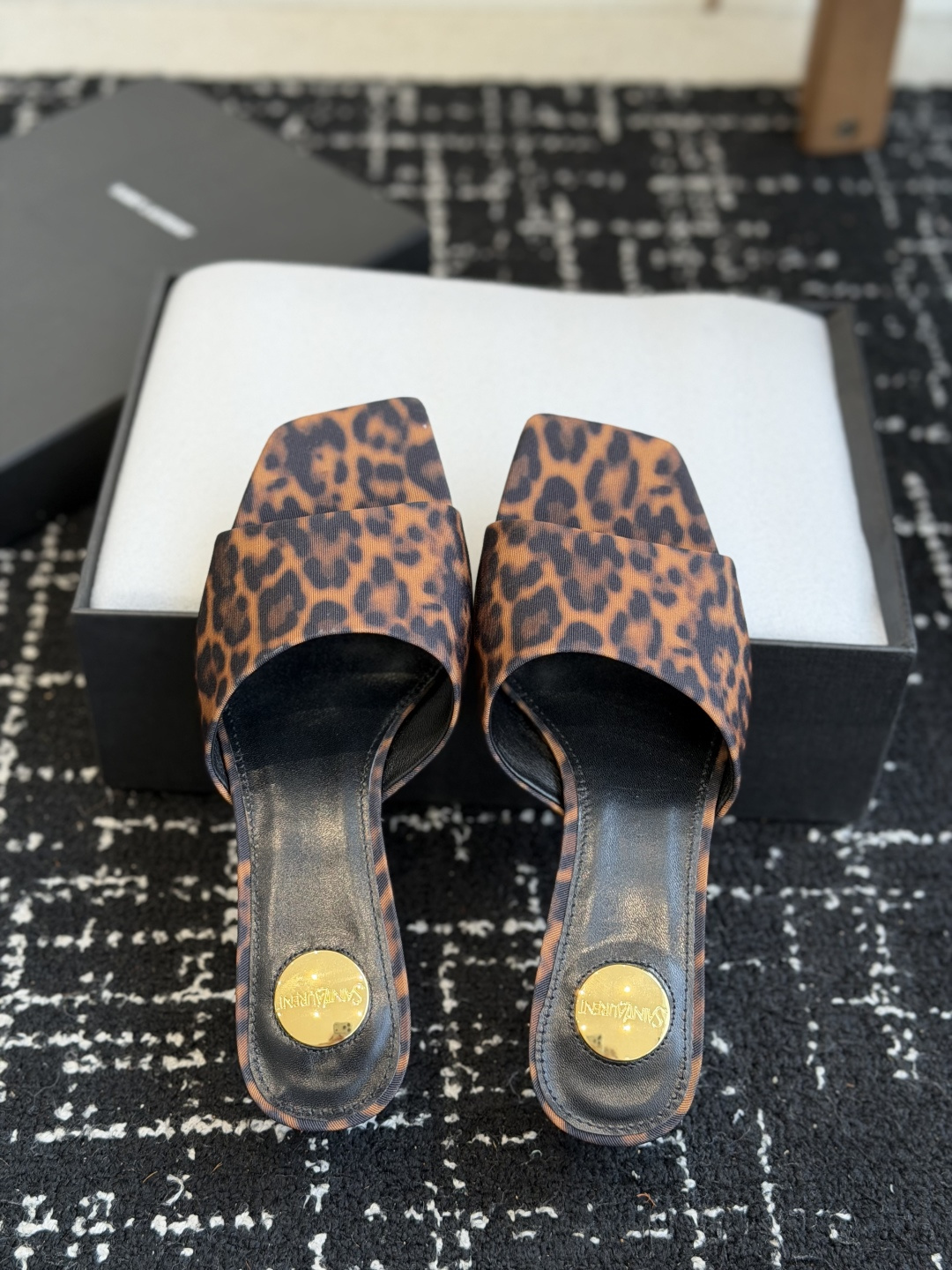 代购级 Saint Laurent / 圣罗兰LeeYSL 26ss姐姐的美丽尤物又是人间圣罗兰 Rose同款的高跟鞋凉 代购级 Saint Laurent / 圣罗兰LeeYSL 26ss姐姐的美丽尤物又是人间圣罗兰 Rose同款的高跟鞋凉