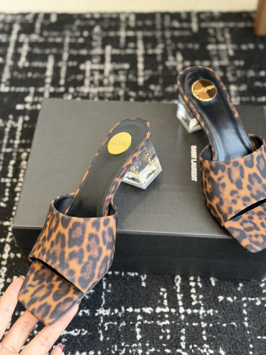代购级 Saint Laurent / 圣罗兰LeeYSL 26ss姐姐的美丽尤物又是人间圣罗兰 Rose同款的高跟鞋凉 代购级 Saint Laurent / 圣罗兰LeeYSL 26ss姐姐的美丽尤物又是人间圣罗兰 Rose同款的高跟鞋凉