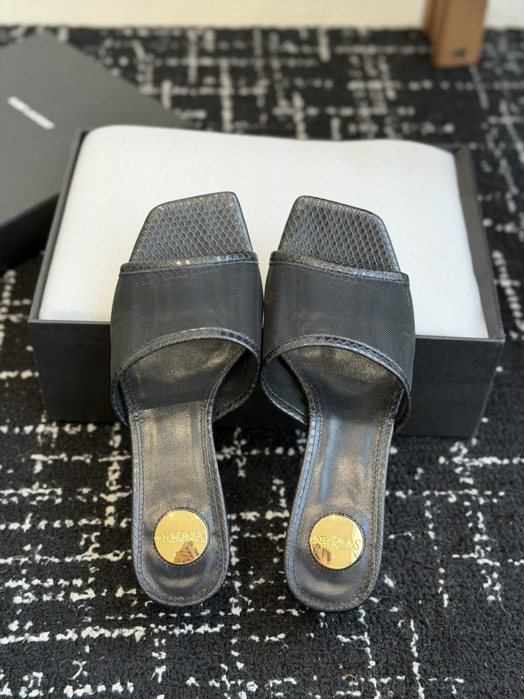 代购级 Saint Laurent / 圣罗兰LeeYSL 26ss姐姐的美丽尤物又是人间圣罗兰 Rose同款的高跟鞋凉 代购级 Saint Laurent / 圣罗兰LeeYSL 26ss姐姐的美丽尤物又是人间圣罗兰 Rose同款的高跟鞋凉