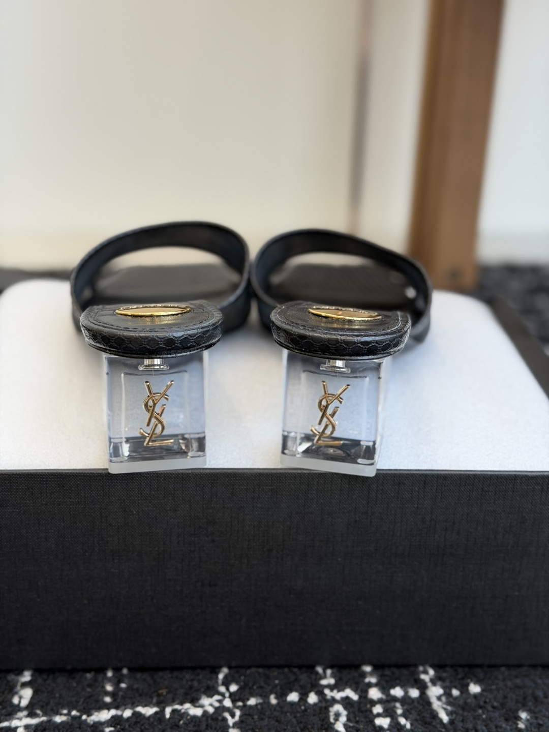 代购级 Saint Laurent / 圣罗兰LeeYSL 26ss姐姐的美丽尤物又是人间圣罗兰 Rose同款的高跟鞋凉 代购级 Saint Laurent / 圣罗兰LeeYSL 26ss姐姐的美丽尤物又是人间圣罗兰 Rose同款的高跟鞋凉