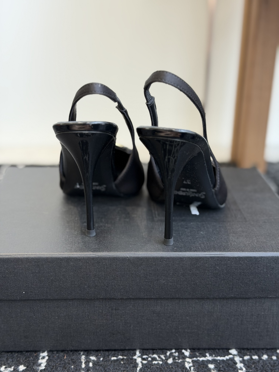 代购级 Saint Laurent / 圣罗兰LeeYSL姐姐的美丽尤物又是人间圣罗兰 Rose同款的高跟鞋凉鞋拖鞋化很 代购级 Saint Laurent / 圣罗兰LeeYSL姐姐的美丽尤物又是人间圣罗兰 Rose同款的高跟鞋凉鞋拖鞋化很