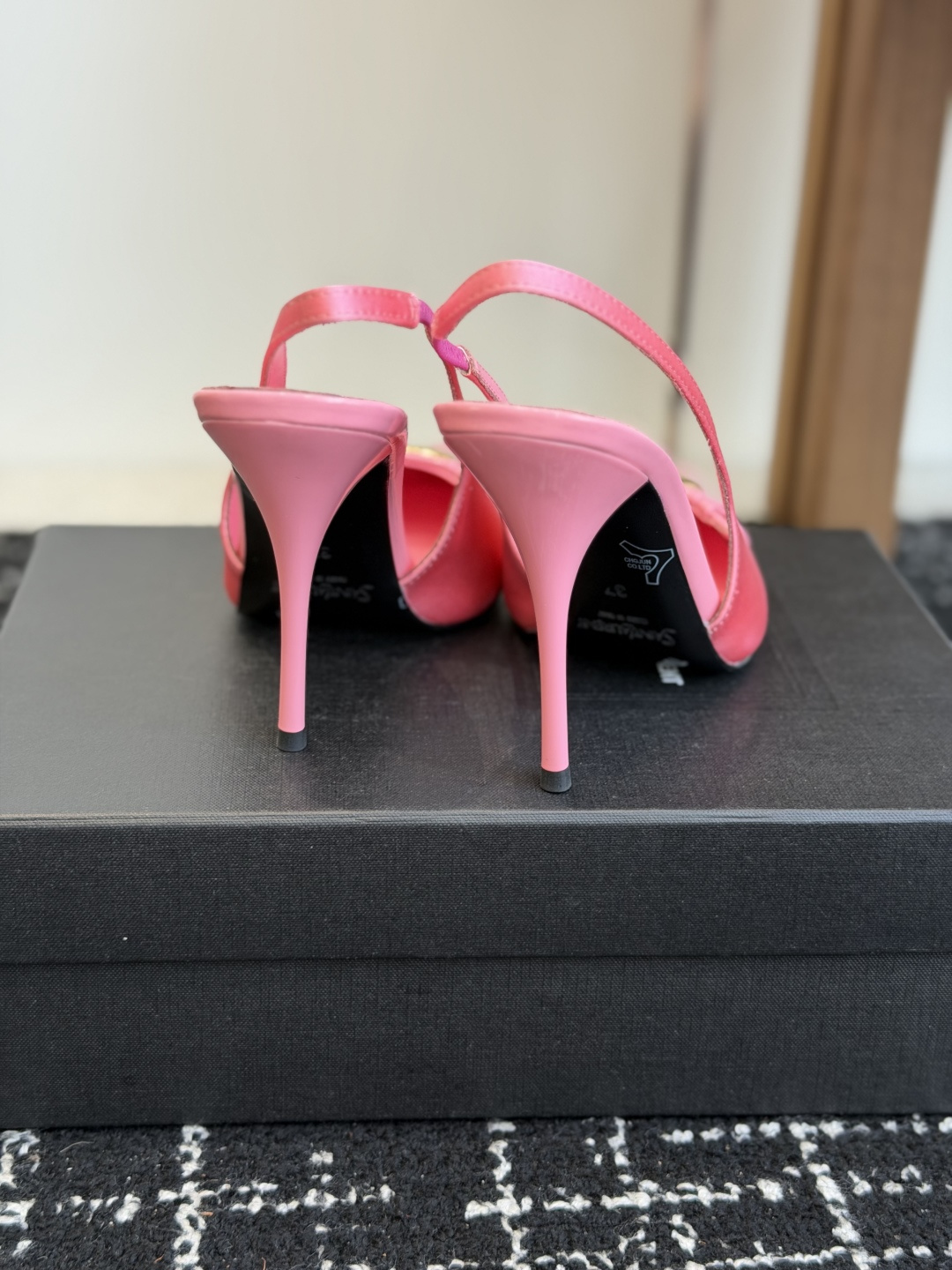 代购级 Saint Laurent / 圣罗兰LeeYSL姐姐的美丽尤物又是人间圣罗兰 Rose同款的高跟鞋凉鞋拖鞋化很 代购级 Saint Laurent / 圣罗兰LeeYSL姐姐的美丽尤物又是人间圣罗兰 Rose同款的高跟鞋凉鞋拖鞋化很