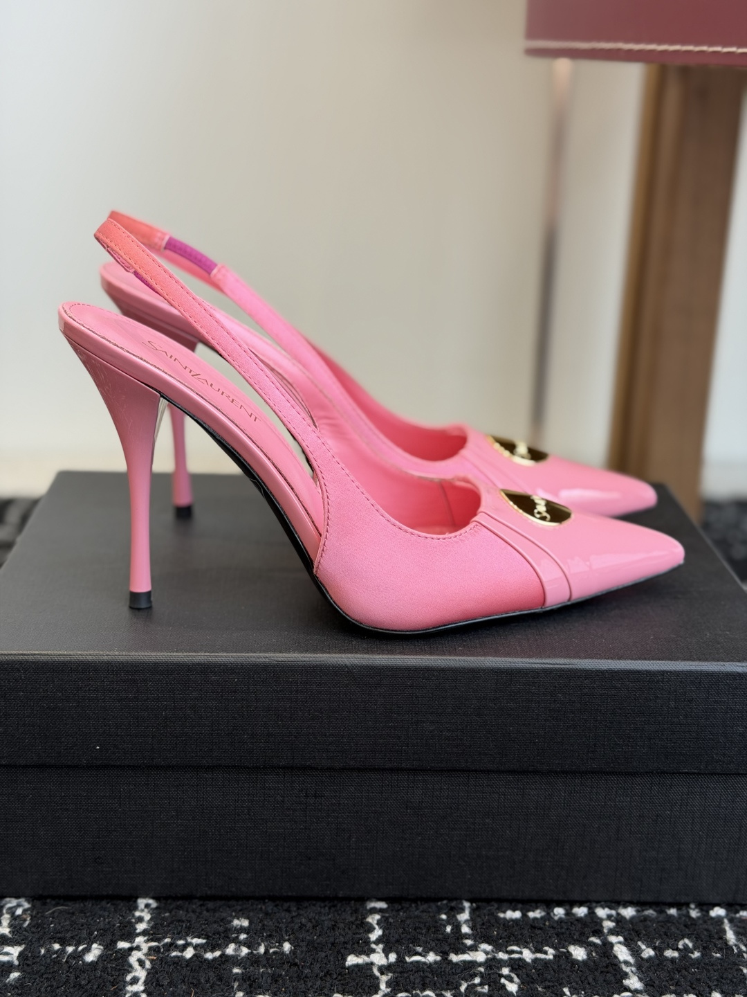 代购级 Saint Laurent / 圣罗兰LeeYSL姐姐的美丽尤物又是人间圣罗兰 Rose同款的高跟鞋凉鞋拖鞋化很 代购级 Saint Laurent / 圣罗兰LeeYSL姐姐的美丽尤物又是人间圣罗兰 Rose同款的高跟鞋凉鞋拖鞋化很