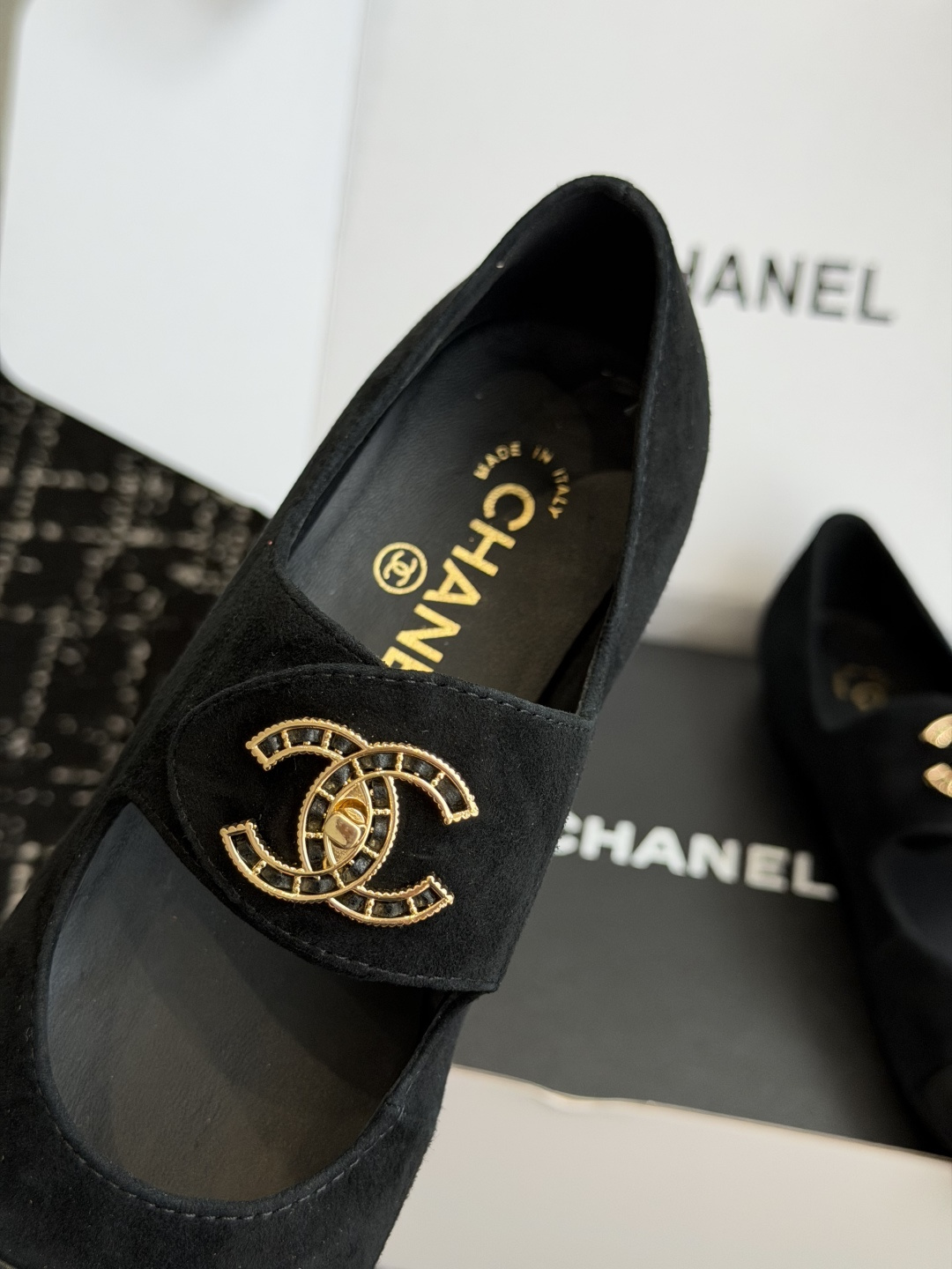代购级 CHANEL 香奈儿 26ss 圆头 金属扣玛丽珍 单鞋 第一眼看上就被种草了根据天气变化自由穿搭!套上袜套春 代购级 CHANEL 香奈儿 26ss 圆头 金属扣玛丽珍 单鞋 第一眼看上就被种草了根据天气变化自由穿搭!套上袜套春