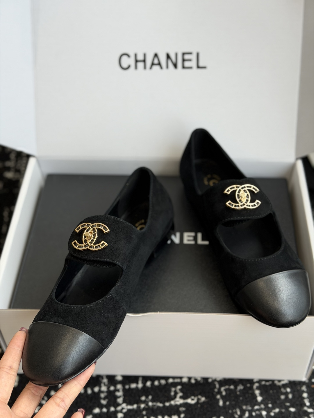 代购级 CHANEL 香奈儿 26ss 圆头 金属扣玛丽珍 单鞋 第一眼看上就被种草了根据天气变化自由穿搭!套上袜套春 代购级 CHANEL 香奈儿 26ss 圆头 金属扣玛丽珍 单鞋 第一眼看上就被种草了根据天气变化自由穿搭!套上袜套春