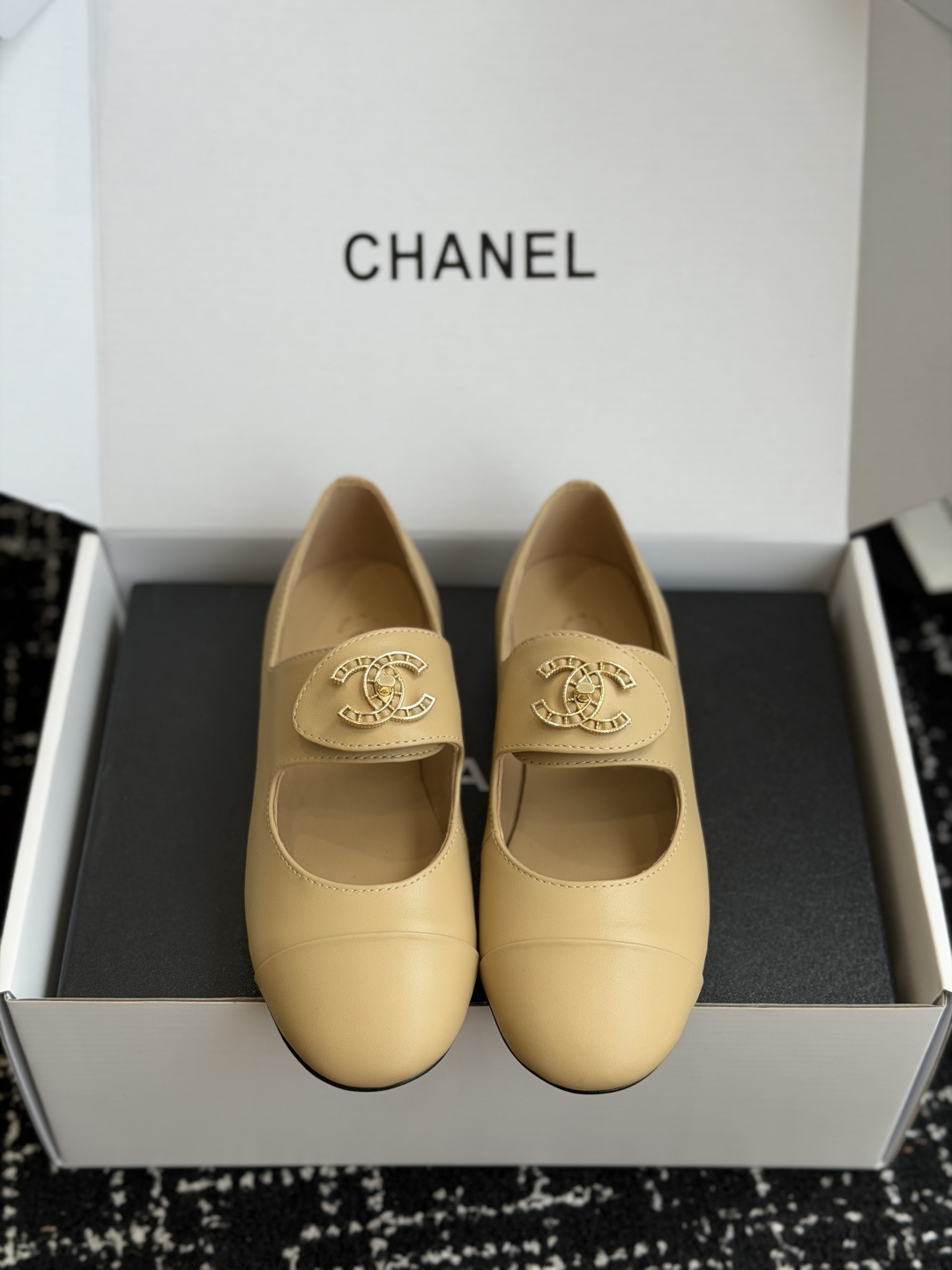 代购级 CHANEL 香奈儿 26ss 圆头 金属扣玛丽珍 单鞋 第一眼看上就被种草了根据天气变化自由穿搭!套上袜套春 代购级 CHANEL 香奈儿 26ss 圆头 金属扣玛丽珍 单鞋 第一眼看上就被种草了根据天气变化自由穿搭!套上袜套春