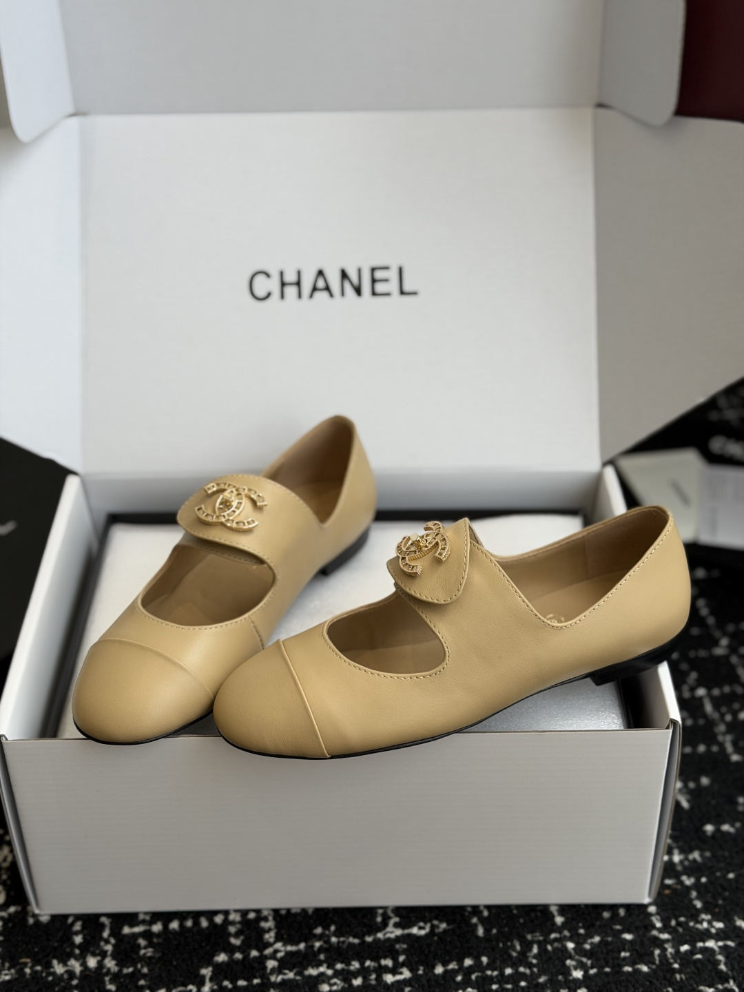 代购级 CHANEL 香奈儿 26ss 圆头 金属扣玛丽珍 单鞋 第一眼看上就被种草了根据天气变化自由穿搭!套上袜套春 代购级 CHANEL 香奈儿 26ss 圆头 金属扣玛丽珍 单鞋 第一眼看上就被种草了根据天气变化自由穿搭!套上袜套春