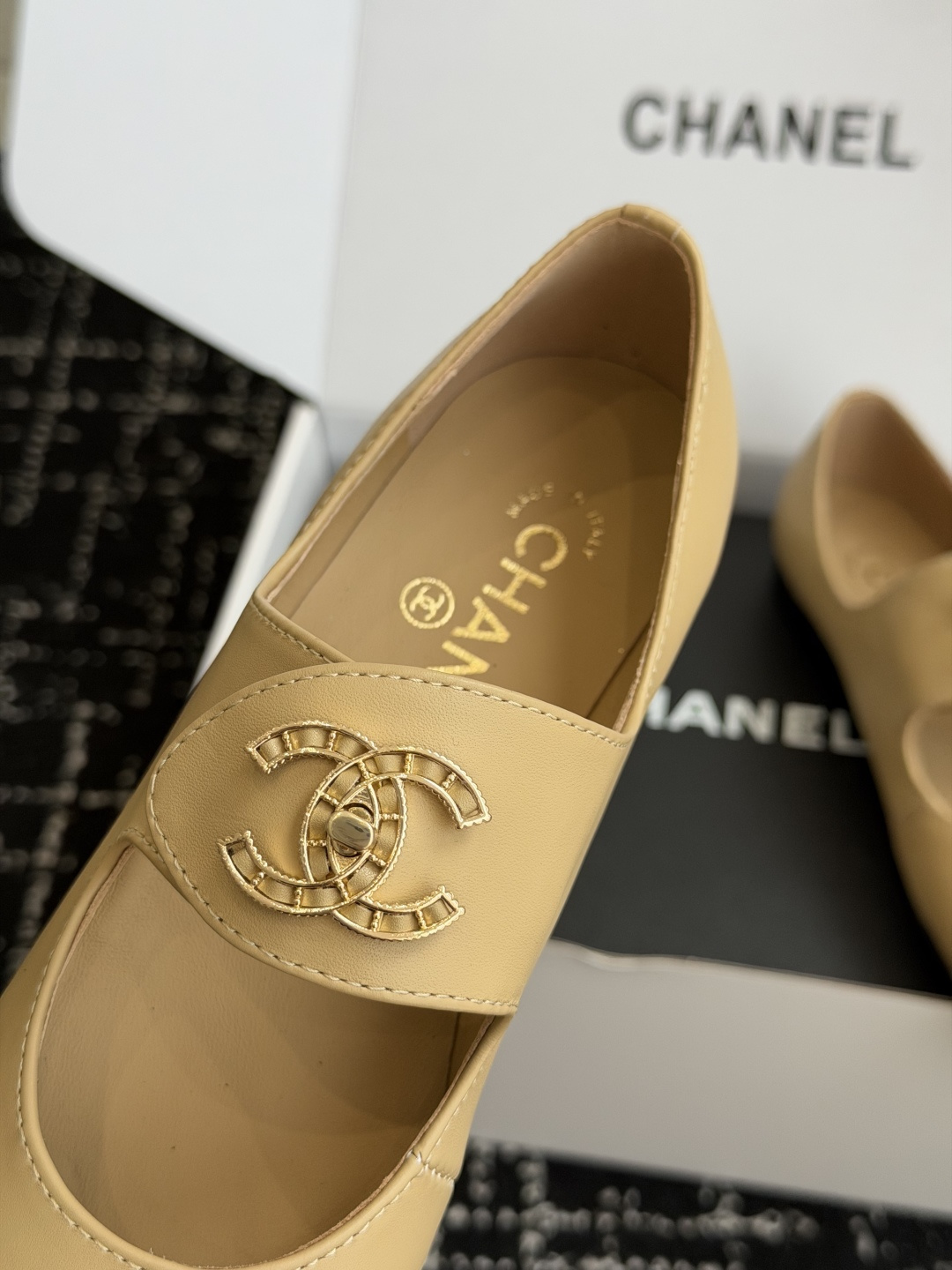 代购级 CHANEL 香奈儿 26ss 圆头 金属扣玛丽珍 单鞋 第一眼看上就被种草了根据天气变化自由穿搭!套上袜套春 代购级 CHANEL 香奈儿 26ss 圆头 金属扣玛丽珍 单鞋 第一眼看上就被种草了根据天气变化自由穿搭!套上袜套春