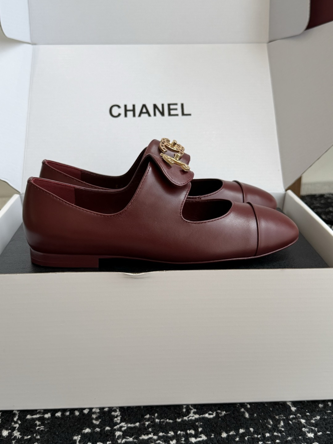 代购级 CHANEL 香奈儿 26ss 圆头 金属扣玛丽珍 单鞋 第一眼看上就被种草了根据天气变化自由穿搭!套上袜套春 代购级 CHANEL 香奈儿 26ss 圆头 金属扣玛丽珍 单鞋 第一眼看上就被种草了根据天气变化自由穿搭!套上袜套春