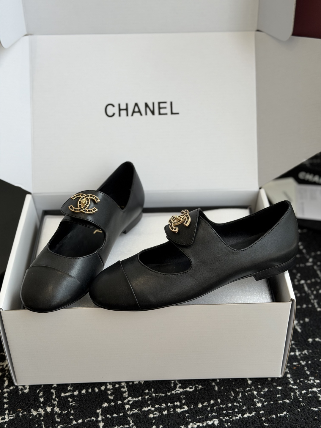 代购级 CHANEL 香奈儿 26ss 圆头 金属扣玛丽珍 单鞋 第一眼看上就被种草了根据天气变化自由穿搭!套上袜套春 代购级 CHANEL 香奈儿 26ss 圆头 金属扣玛丽珍 单鞋 第一眼看上就被种草了根据天气变化自由穿搭!套上袜套春