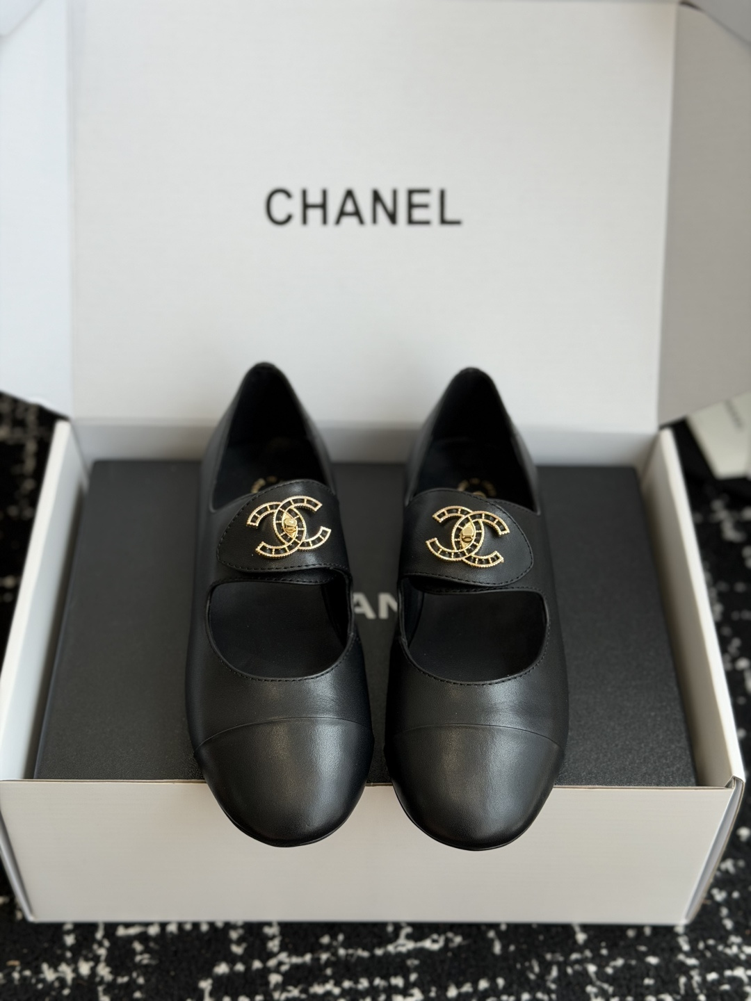 代购级 CHANEL 香奈儿 26ss 圆头 金属扣玛丽珍 单鞋 第一眼看上就被种草了根据天气变化自由穿搭!套上袜套春 代购级 CHANEL 香奈儿 26ss 圆头 金属扣玛丽珍 单鞋 第一眼看上就被种草了根据天气变化自由穿搭!套上袜套春
