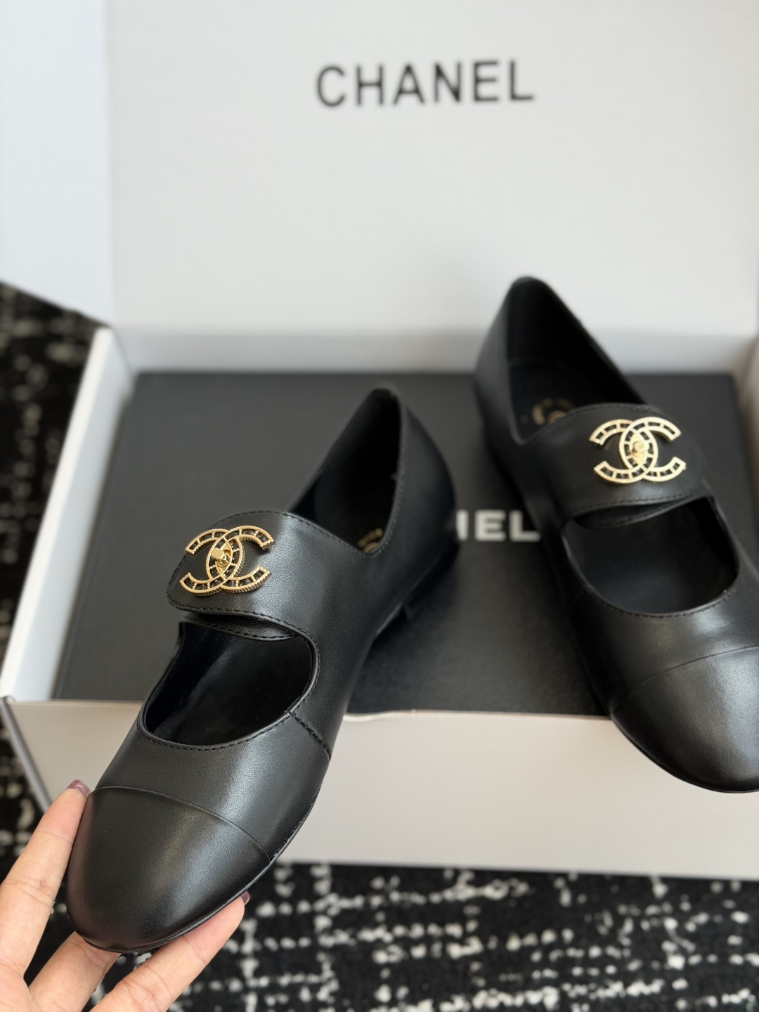 代购级 CHANEL 香奈儿 26ss 圆头 金属扣玛丽珍 单鞋 第一眼看上就被种草了根据天气变化自由穿搭!套上袜套春 代购级 CHANEL 香奈儿 26ss 圆头 金属扣玛丽珍 单鞋 第一眼看上就被种草了根据天气变化自由穿搭!套上袜套春