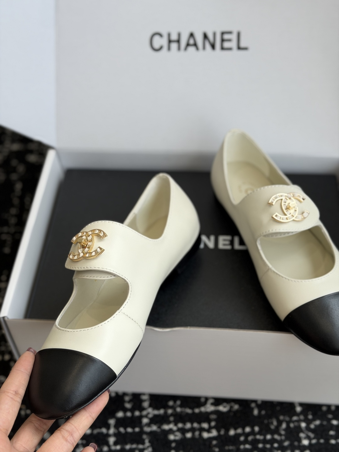 代购级 CHANEL 香奈儿 26ss 圆头 金属扣玛丽珍 单鞋 第一眼看上就被种草了根据天气变化自由穿搭!套上袜套春 代购级 CHANEL 香奈儿 26ss 圆头 金属扣玛丽珍 单鞋 第一眼看上就被种草了根据天气变化自由穿搭!套上袜套春