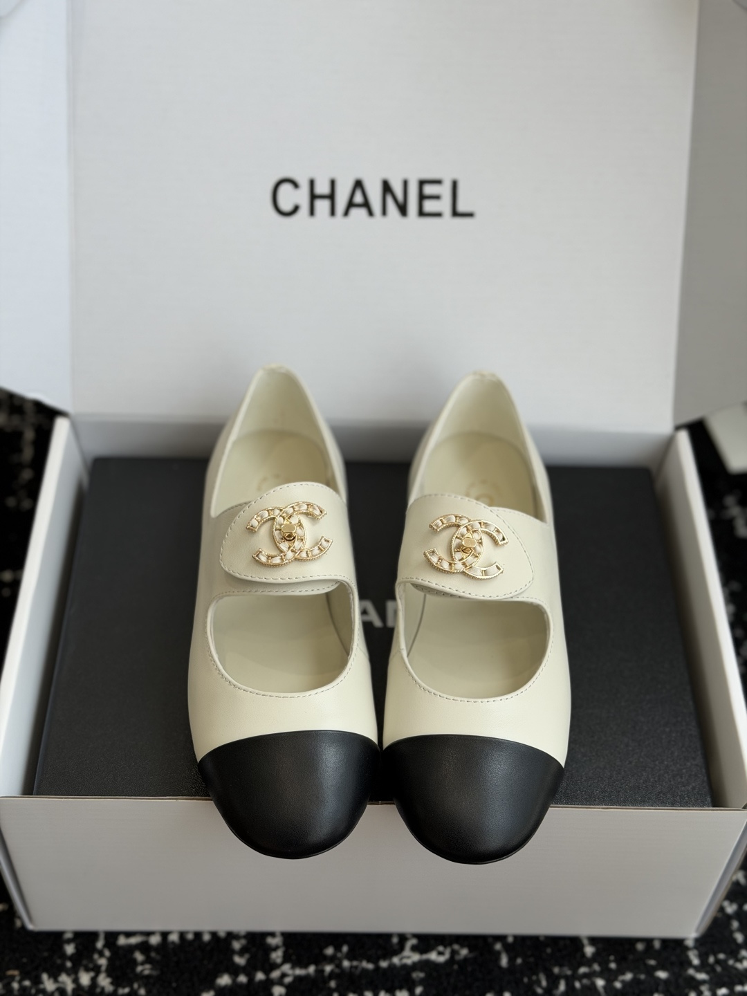 代购级 CHANEL 香奈儿 26ss 圆头 金属扣玛丽珍 单鞋 第一眼看上就被种草了根据天气变化自由穿搭!套上袜套春 代购级 CHANEL 香奈儿 26ss 圆头 金属扣玛丽珍 单鞋 第一眼看上就被种草了根据天气变化自由穿搭!套上袜套春