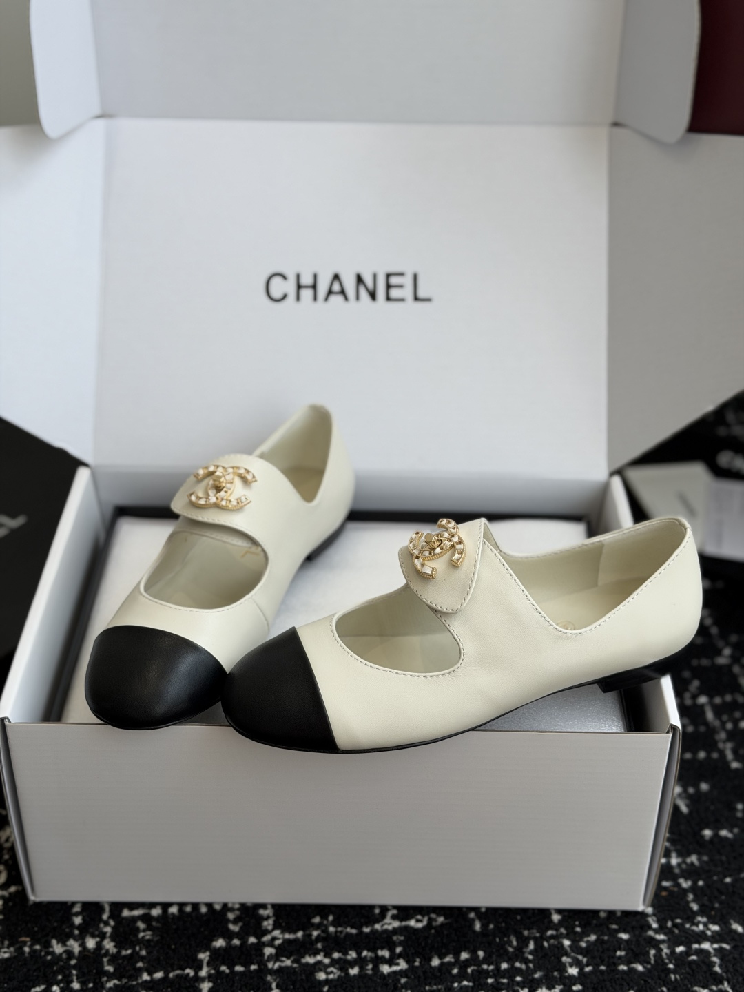 代购级 CHANEL 香奈儿 26ss 圆头 金属扣玛丽珍 单鞋 第一眼看上就被种草了根据天气变化自由穿搭!套上袜套春 代购级 CHANEL 香奈儿 26ss 圆头 金属扣玛丽珍 单鞋 第一眼看上就被种草了根据天气变化自由穿搭!套上袜套春