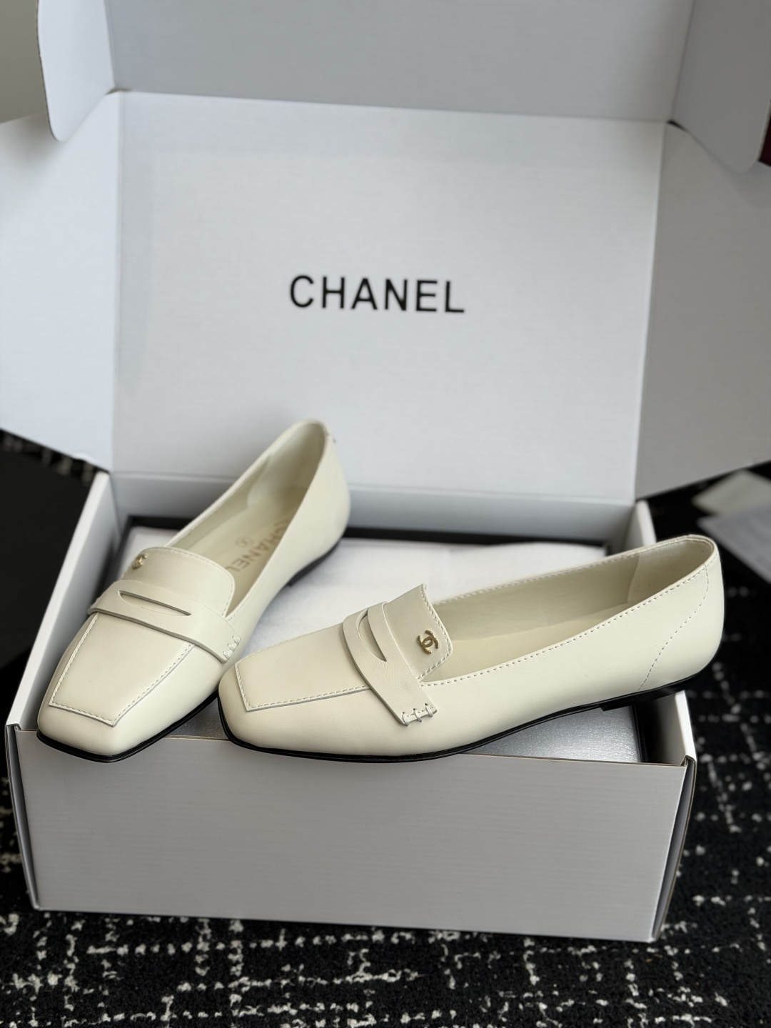 代购级 Chanel26SS早春新款方头平底单鞋 经典方头鞋型自带复古高级感,拼色设计瞬间点亮整体造型,把香奈儿的品牌辨 代购级 Chanel26SS早春新款方头平底单鞋 经典方头鞋型自带复古高级感,拼色设计瞬间点亮整体造型,把香奈儿的品牌辨