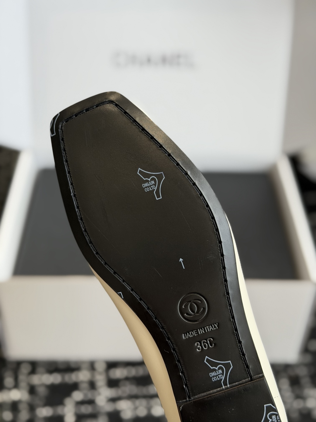 代购级 Chanel26SS早春新款方头平底单鞋 经典方头鞋型自带复古高级感,拼色设计瞬间点亮整体造型,把香奈儿的品牌辨 代购级 Chanel26SS早春新款方头平底单鞋 经典方头鞋型自带复古高级感,拼色设计瞬间点亮整体造型,把香奈儿的品牌辨