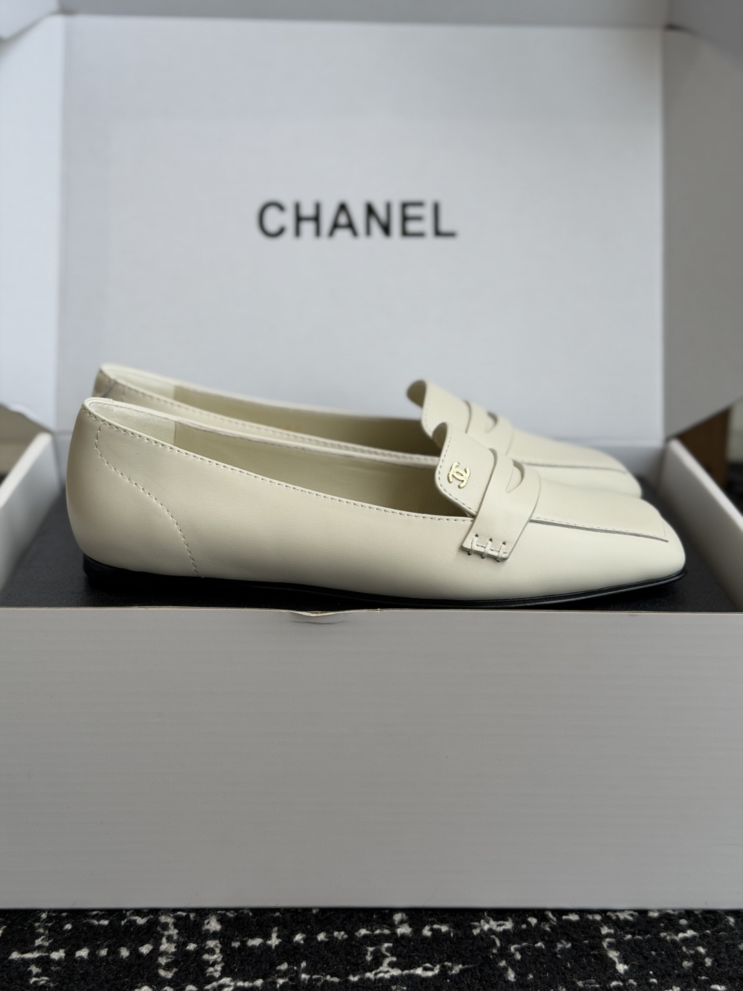 代购级 Chanel26SS早春新款方头平底单鞋 经典方头鞋型自带复古高级感,拼色设计瞬间点亮整体造型,把香奈儿的品牌辨 代购级 Chanel26SS早春新款方头平底单鞋 经典方头鞋型自带复古高级感,拼色设计瞬间点亮整体造型,把香奈儿的品牌辨