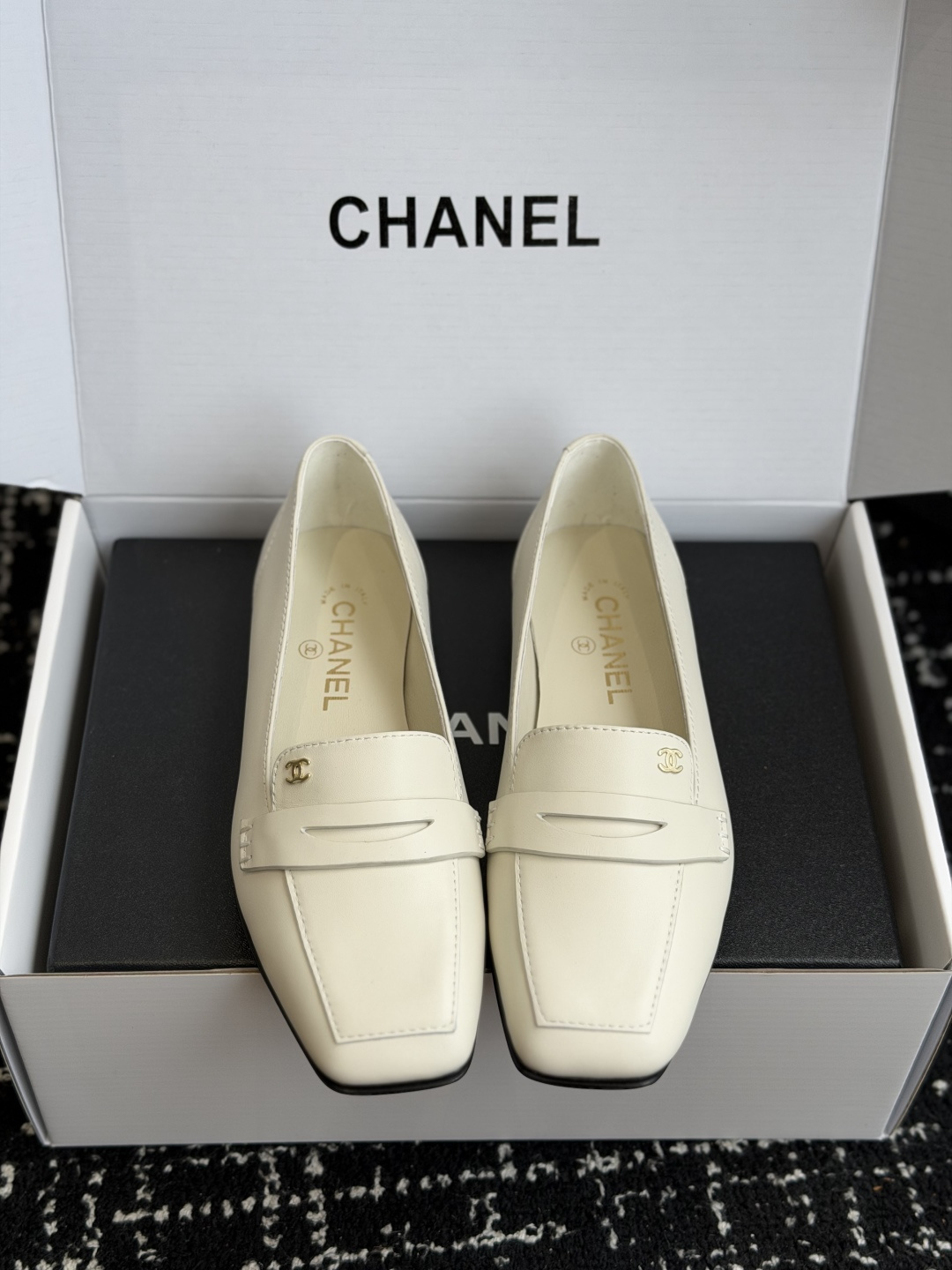 代购级 Chanel26SS早春新款方头平底单鞋 经典方头鞋型自带复古高级感,拼色设计瞬间点亮整体造型,把香奈儿的品牌辨 代购级 Chanel26SS早春新款方头平底单鞋 经典方头鞋型自带复古高级感,拼色设计瞬间点亮整体造型,把香奈儿的品牌辨