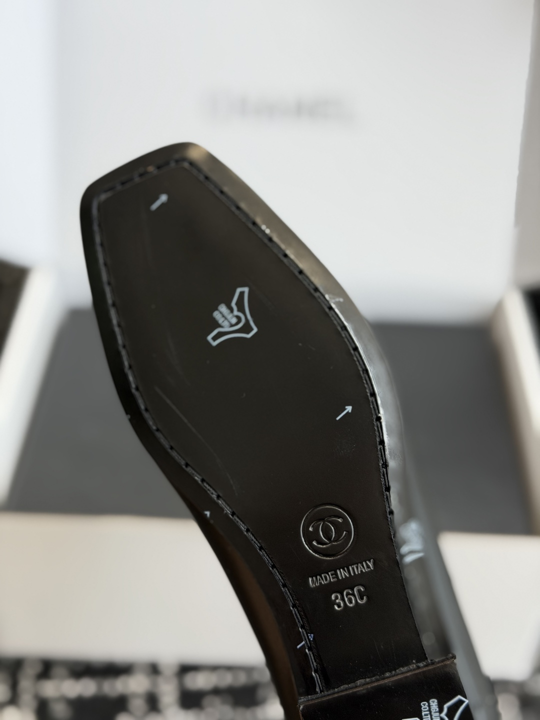 代购级 Chanel26SS早春新款方头平底单鞋 经典方头鞋型自带复古高级感,拼色设计瞬间点亮整体造型,把香奈儿的品牌辨 代购级 Chanel26SS早春新款方头平底单鞋 经典方头鞋型自带复古高级感,拼色设计瞬间点亮整体造型,把香奈儿的品牌辨