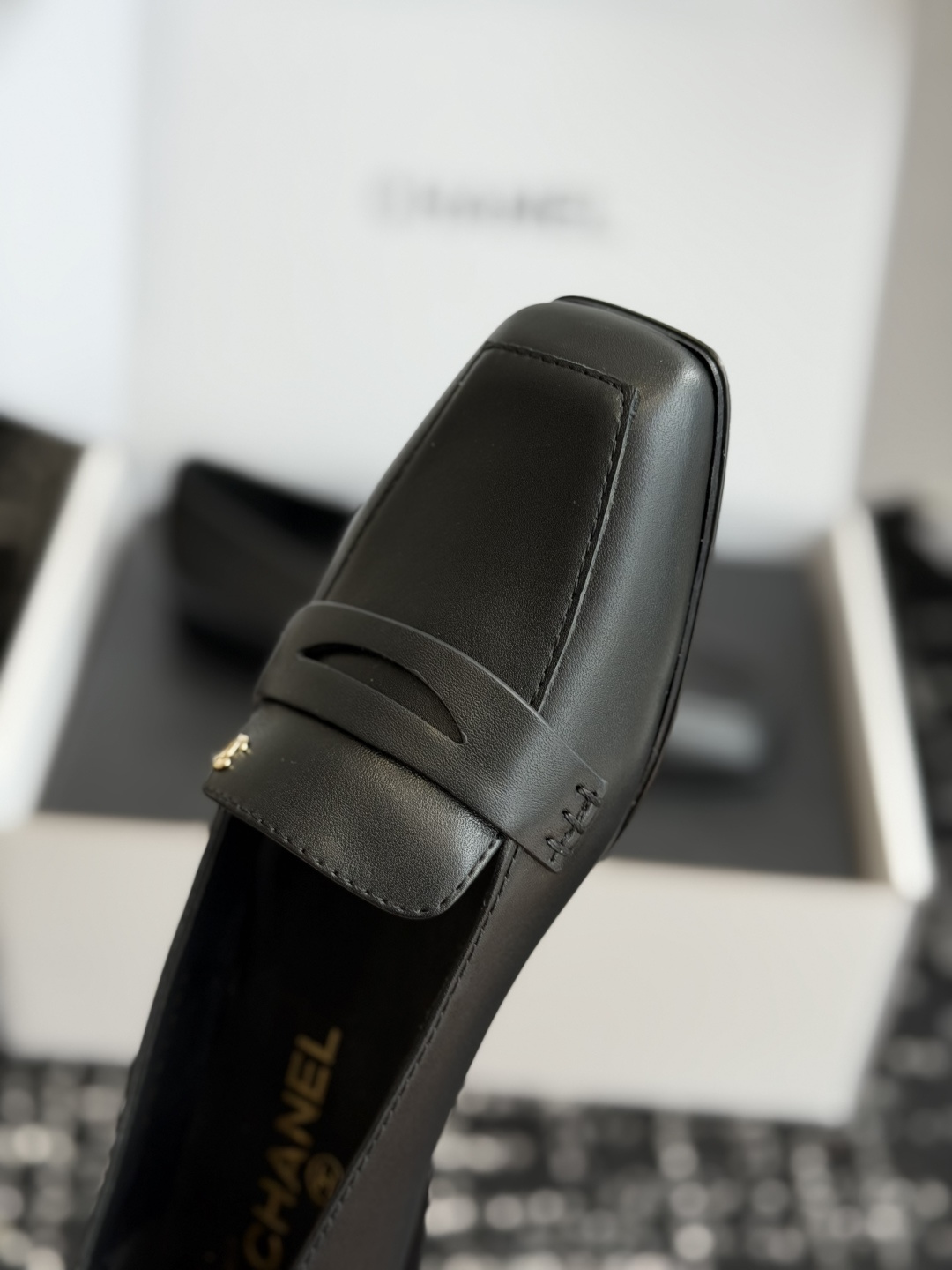 代购级 Chanel26SS早春新款方头平底单鞋 经典方头鞋型自带复古高级感,拼色设计瞬间点亮整体造型,把香奈儿的品牌辨 代购级 Chanel26SS早春新款方头平底单鞋 经典方头鞋型自带复古高级感,拼色设计瞬间点亮整体造型,把香奈儿的品牌辨