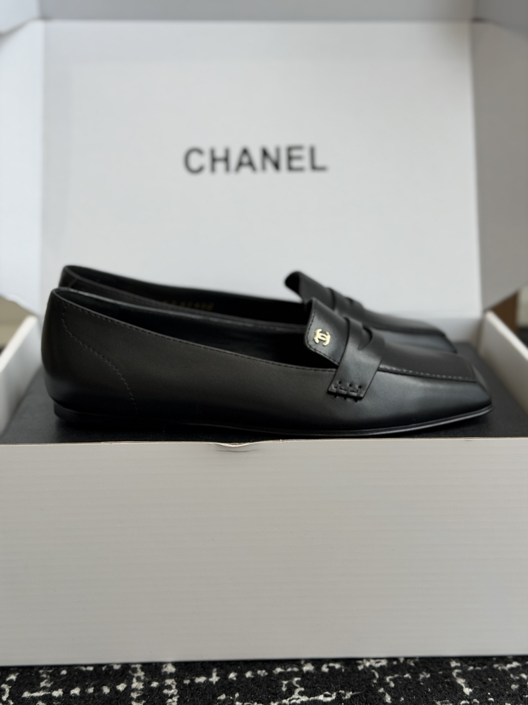 代购级 Chanel26SS早春新款方头平底单鞋 经典方头鞋型自带复古高级感,拼色设计瞬间点亮整体造型,把香奈儿的品牌辨 代购级 Chanel26SS早春新款方头平底单鞋 经典方头鞋型自带复古高级感,拼色设计瞬间点亮整体造型,把香奈儿的品牌辨