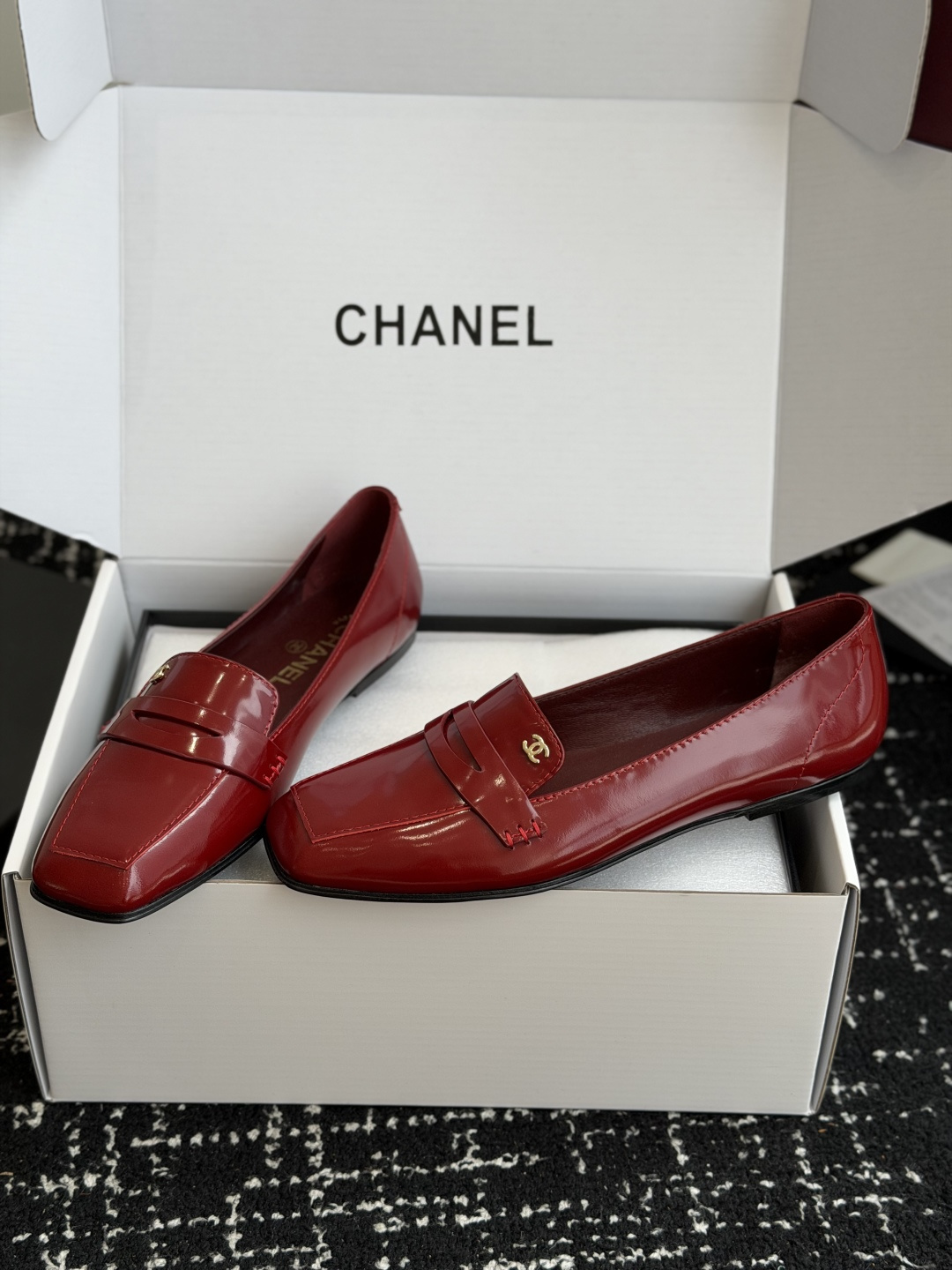 代购级 Chanel26SS早春新款方头平底单鞋 经典方头鞋型自带复古高级感,拼色设计瞬间点亮整体造型,把香奈儿的品牌辨 代购级 Chanel26SS早春新款方头平底单鞋 经典方头鞋型自带复古高级感,拼色设计瞬间点亮整体造型,把香奈儿的品牌辨