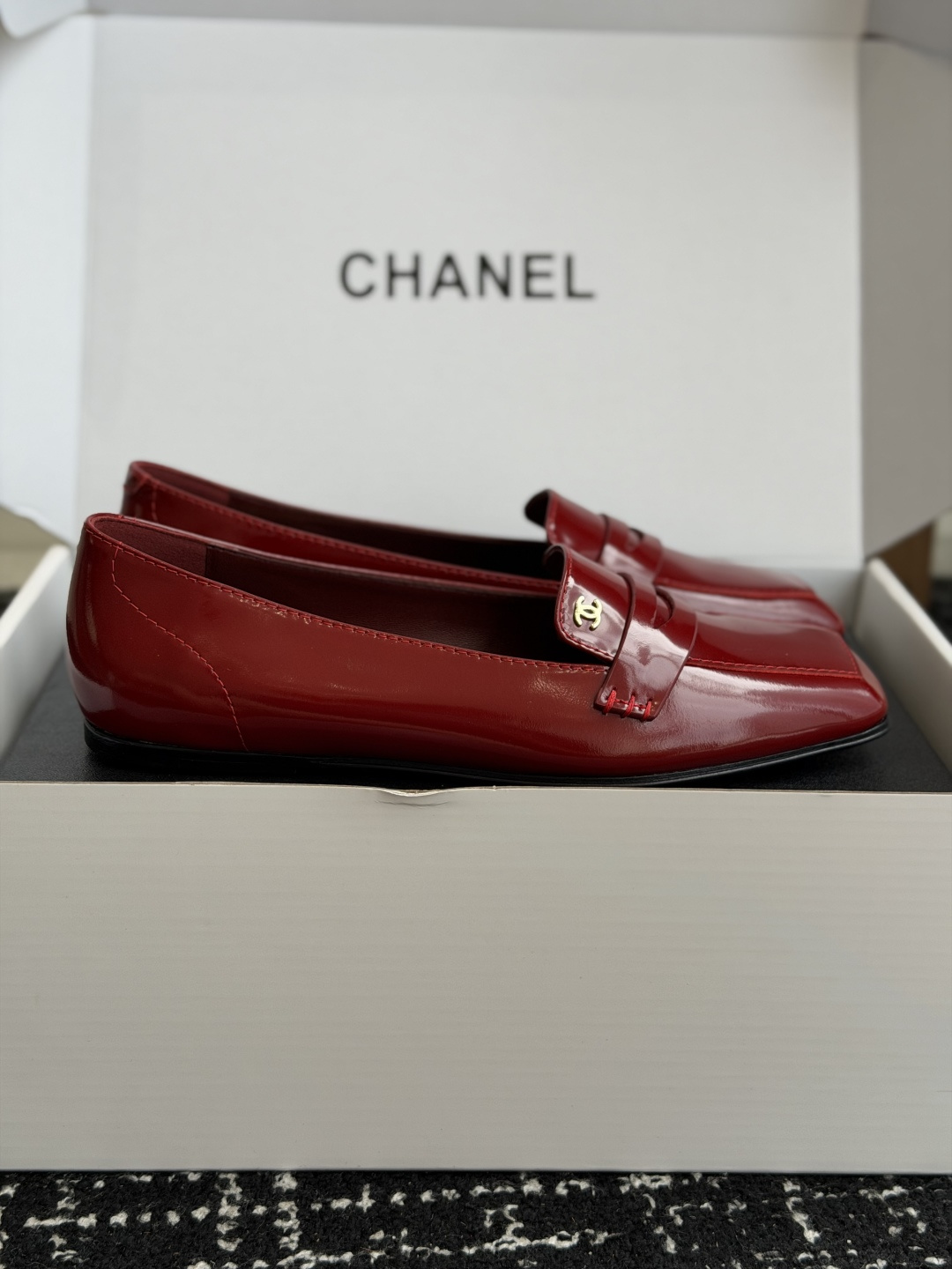 代购级 Chanel26SS早春新款方头平底单鞋 经典方头鞋型自带复古高级感,拼色设计瞬间点亮整体造型,把香奈儿的品牌辨 代购级 Chanel26SS早春新款方头平底单鞋 经典方头鞋型自带复古高级感,拼色设计瞬间点亮整体造型,把香奈儿的品牌辨