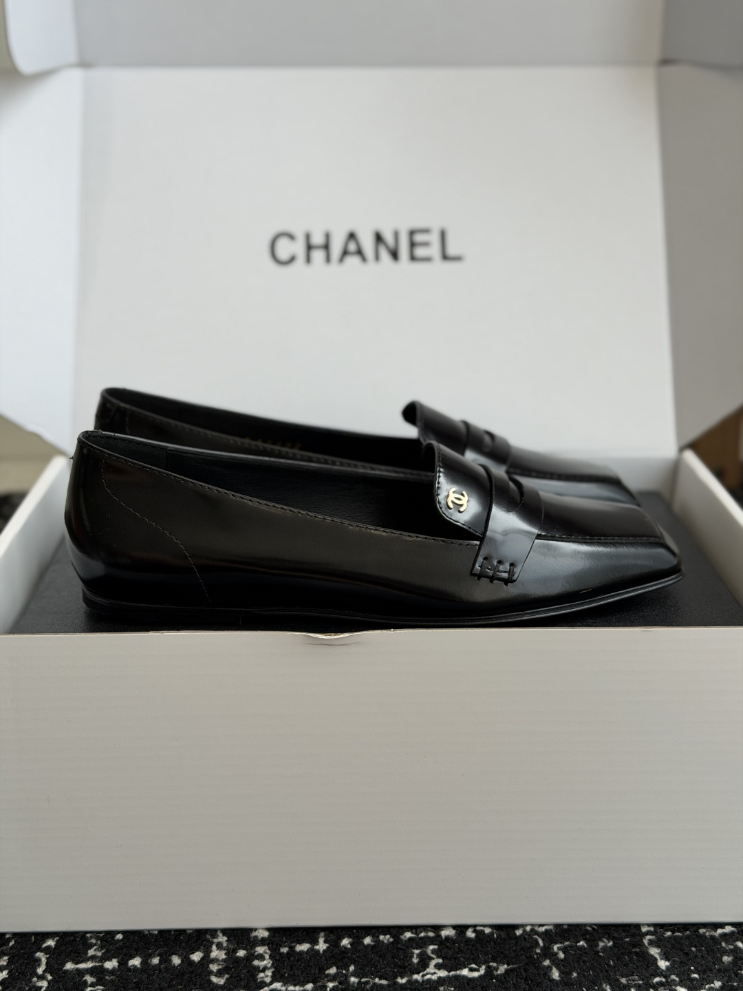 代购级 Chanel26SS早春新款方头平底单鞋 经典方头鞋型自带复古高级感,拼色设计瞬间点亮整体造型,把香奈儿的品牌辨 代购级 Chanel26SS早春新款方头平底单鞋 经典方头鞋型自带复古高级感,拼色设计瞬间点亮整体造型,把香奈儿的品牌辨