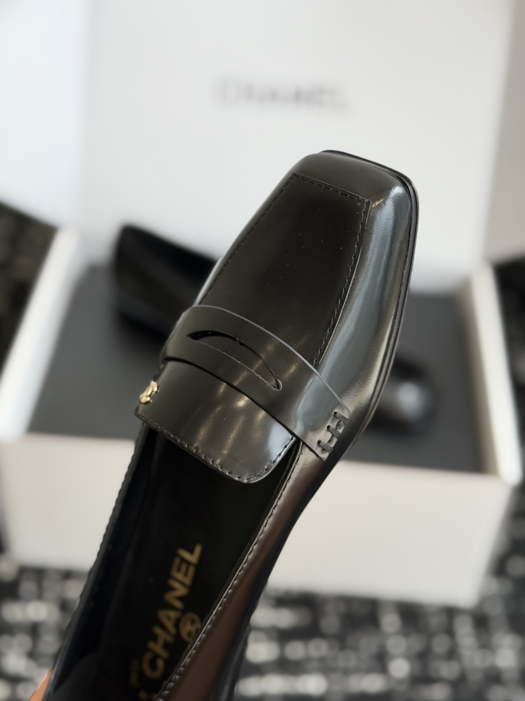 代购级 Chanel26SS早春新款方头平底单鞋 经典方头鞋型自带复古高级感,拼色设计瞬间点亮整体造型,把香奈儿的品牌辨 代购级 Chanel26SS早春新款方头平底单鞋 经典方头鞋型自带复古高级感,拼色设计瞬间点亮整体造型,把香奈儿的品牌辨