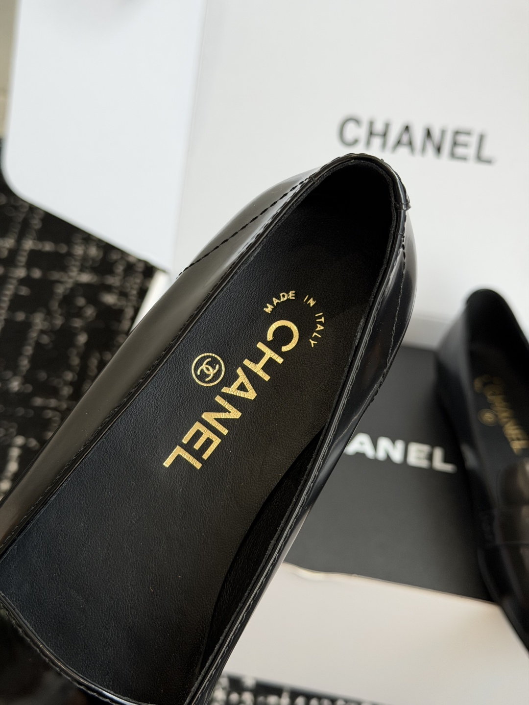 代购级 Chanel26SS早春新款方头平底单鞋 经典方头鞋型自带复古高级感,拼色设计瞬间点亮整体造型,把香奈儿的品牌辨 代购级 Chanel26SS早春新款方头平底单鞋 经典方头鞋型自带复古高级感,拼色设计瞬间点亮整体造型,把香奈儿的品牌辨