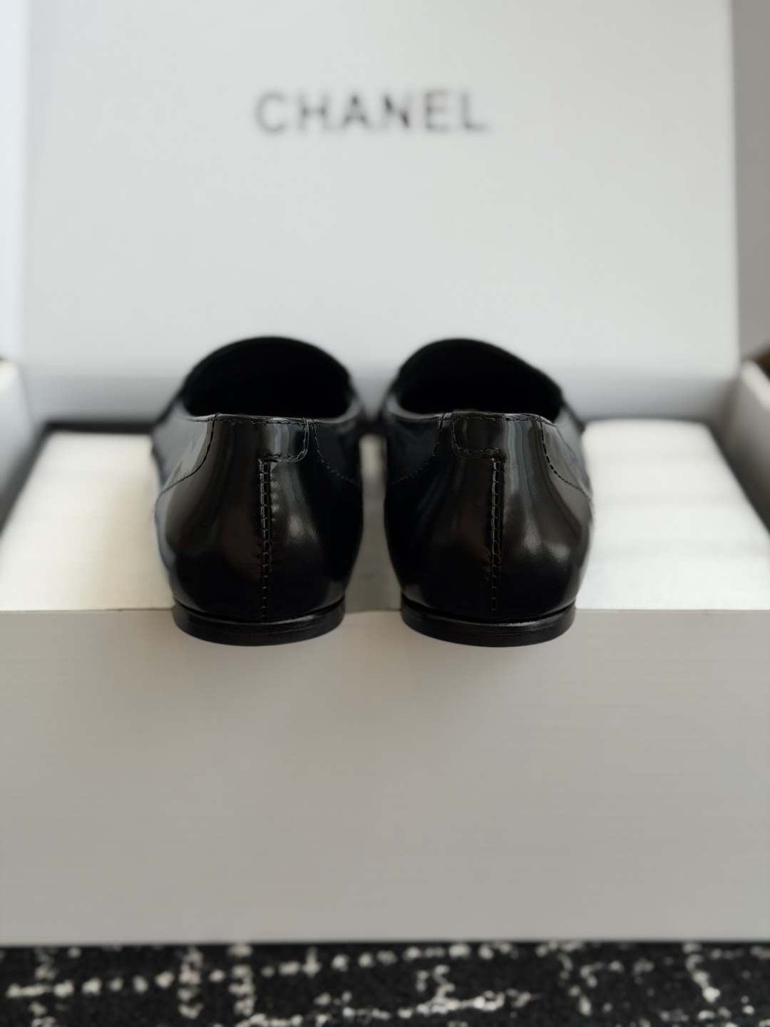 代购级 Chanel26SS早春新款方头平底单鞋 经典方头鞋型自带复古高级感,拼色设计瞬间点亮整体造型,把香奈儿的品牌辨 代购级 Chanel26SS早春新款方头平底单鞋 经典方头鞋型自带复古高级感,拼色设计瞬间点亮整体造型,把香奈儿的品牌辨