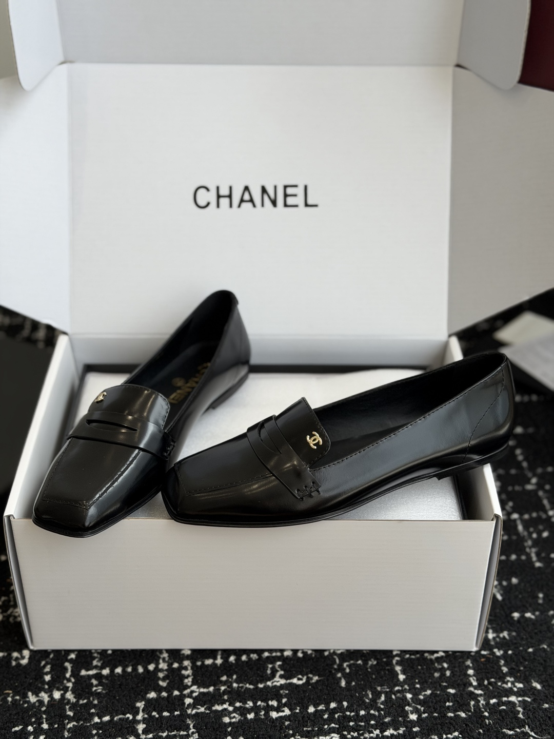 代购级 Chanel26SS早春新款方头平底单鞋 经典方头鞋型自带复古高级感,拼色设计瞬间点亮整体造型,把香奈儿的品牌辨 代购级 Chanel26SS早春新款方头平底单鞋 经典方头鞋型自带复古高级感,拼色设计瞬间点亮整体造型,把香奈儿的品牌辨