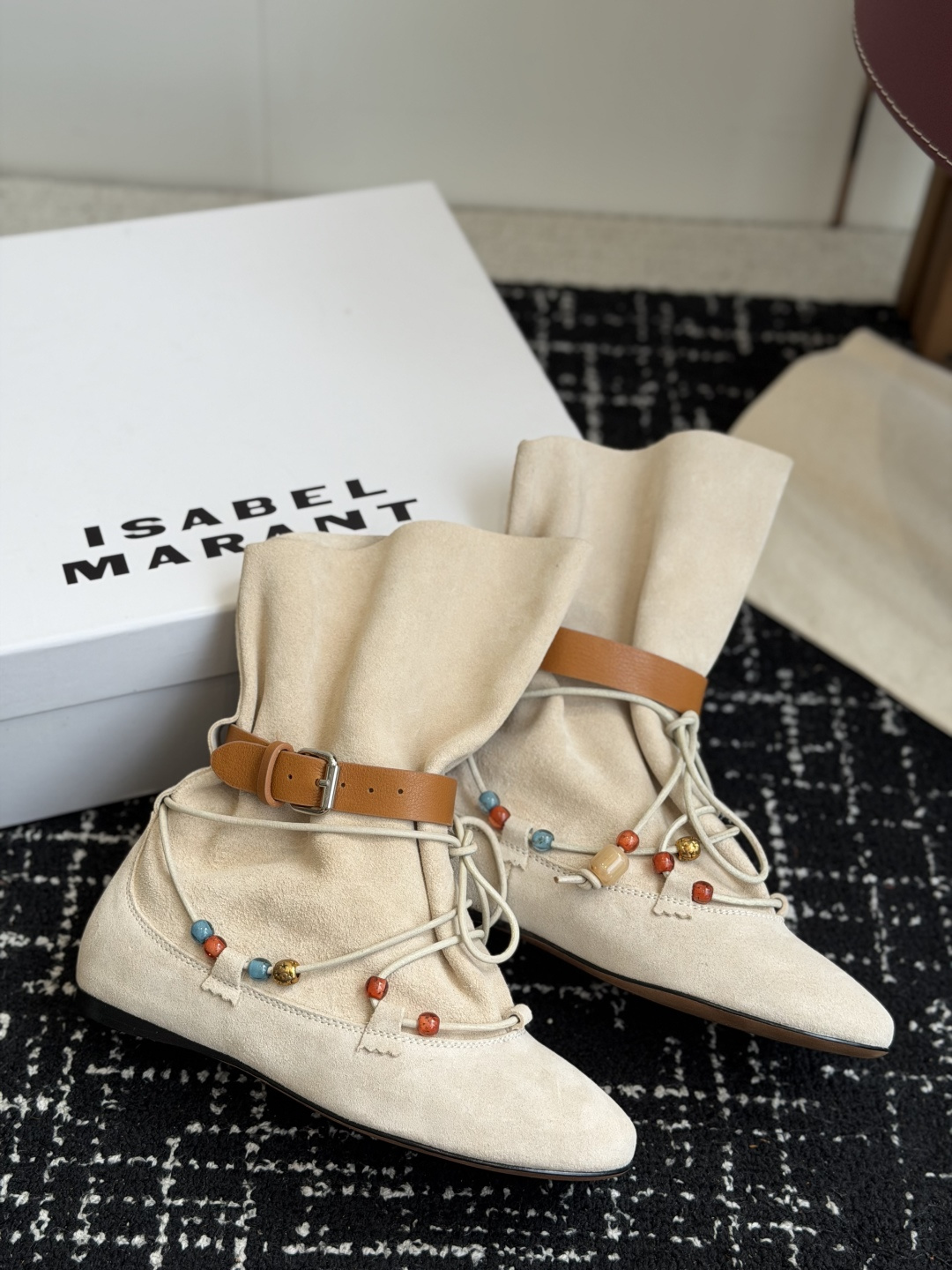 代购级 isabel marant 26秋冬 “酷奢游牧风,图腾刺绣与串珠流苏等丰富了款式的呈现,或粗犷、或细腻,或坚硬 代购级 isabel marant 26秋冬 “酷奢游牧风,图腾刺绣与串珠流苏等丰富了款式的呈现,或粗犷、或细腻,或坚硬